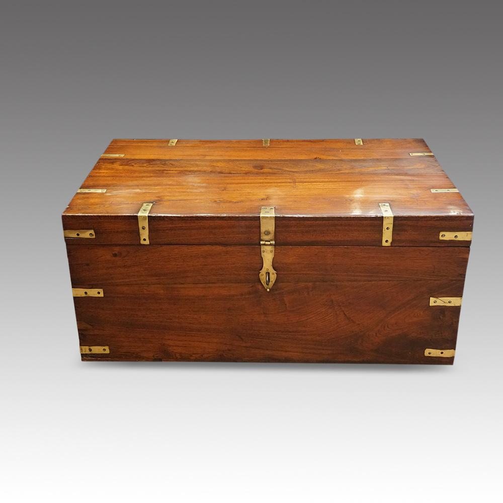 British Victorian Brass Bound Officers Military Chest Coffee Table, circa 1860 In Good Condition In Salisbury, Wiltshire