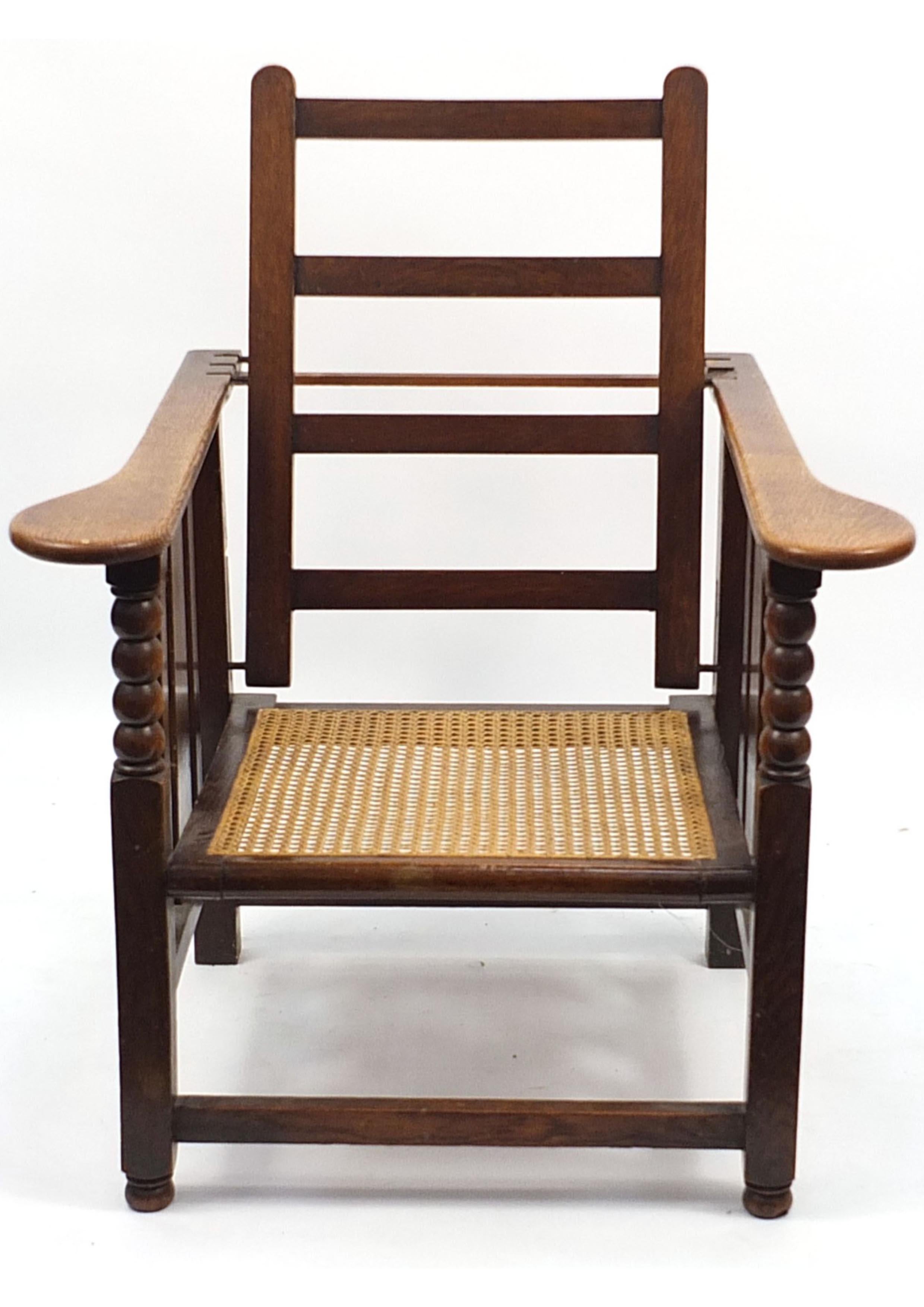 Ein britischer Arts & Crafts Cane Reclining Armchair.

Exquisiter Liegestuhl für den Innen- oder Außenbereich, der sich sowohl für historische als auch für moderne Wohnräume eignet.

