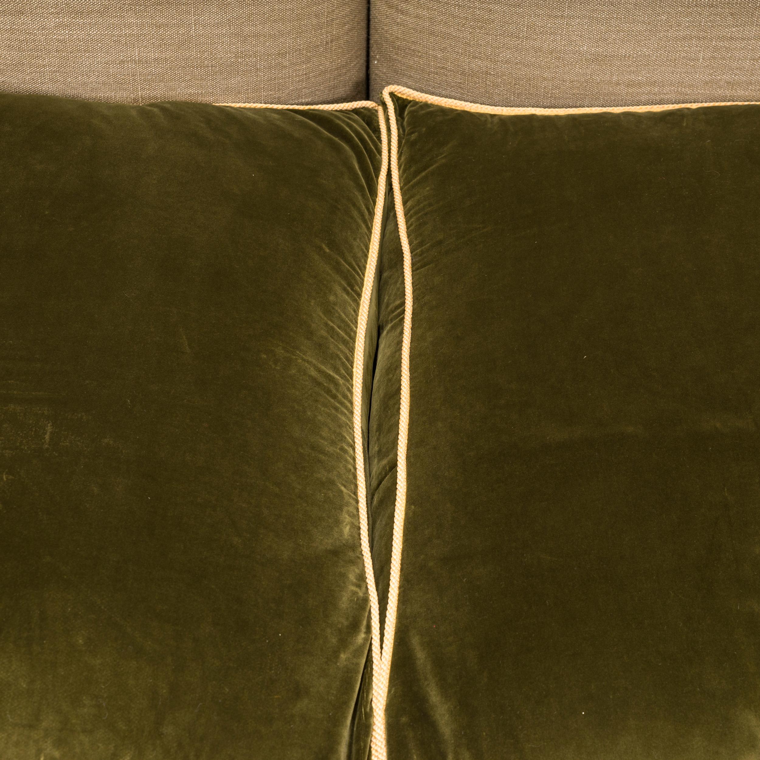  Britisches viktorianisches Max Rollitt Dean Sofa aus grünem Samt und beigefarbenem Stoff im Angebot 1