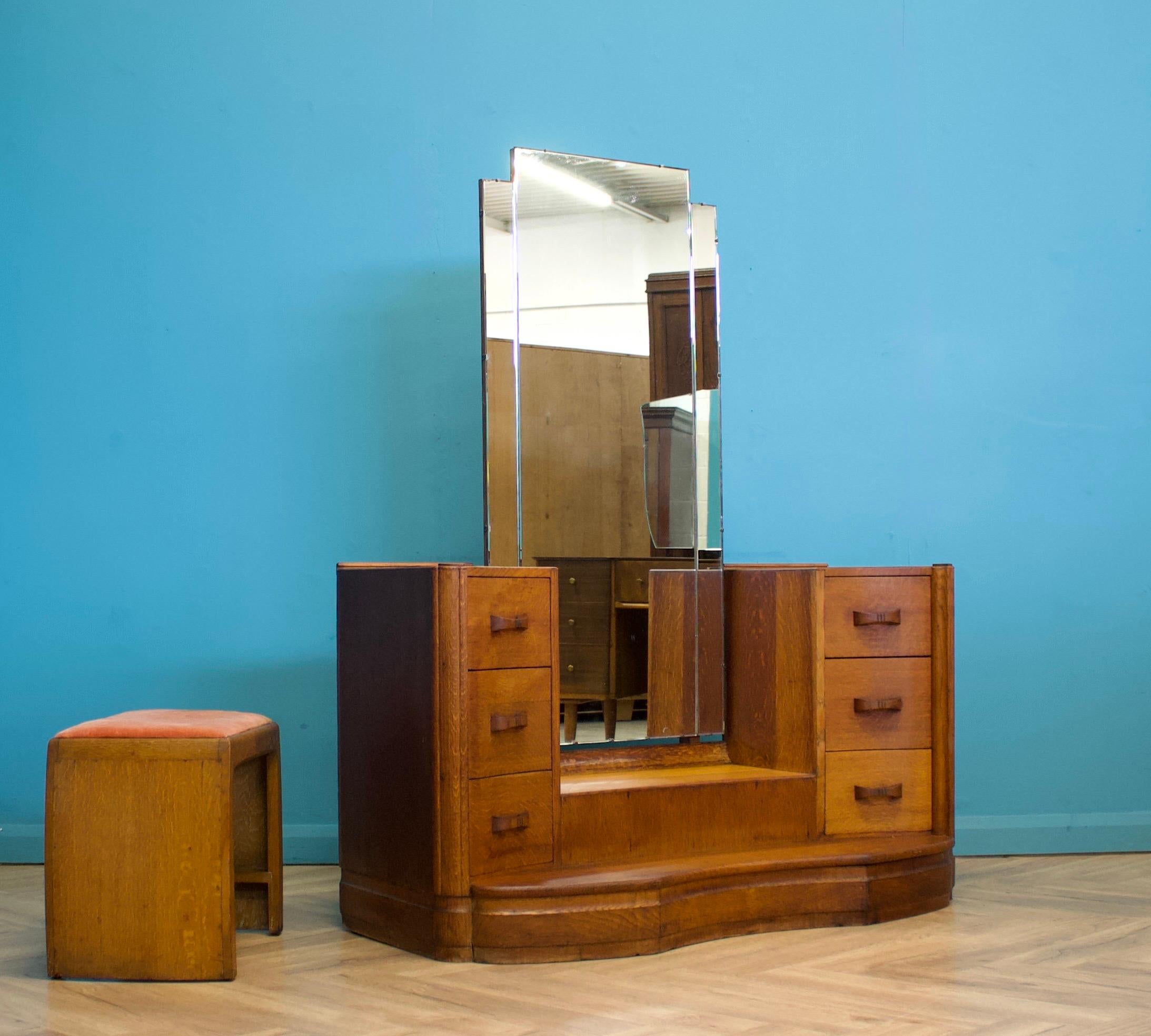 A beautiful quality Art Deco oak dressing table and stool, circa 1930s
Featuring six drawers and a large centralised mirror
Height to top of the mirror 163cm
