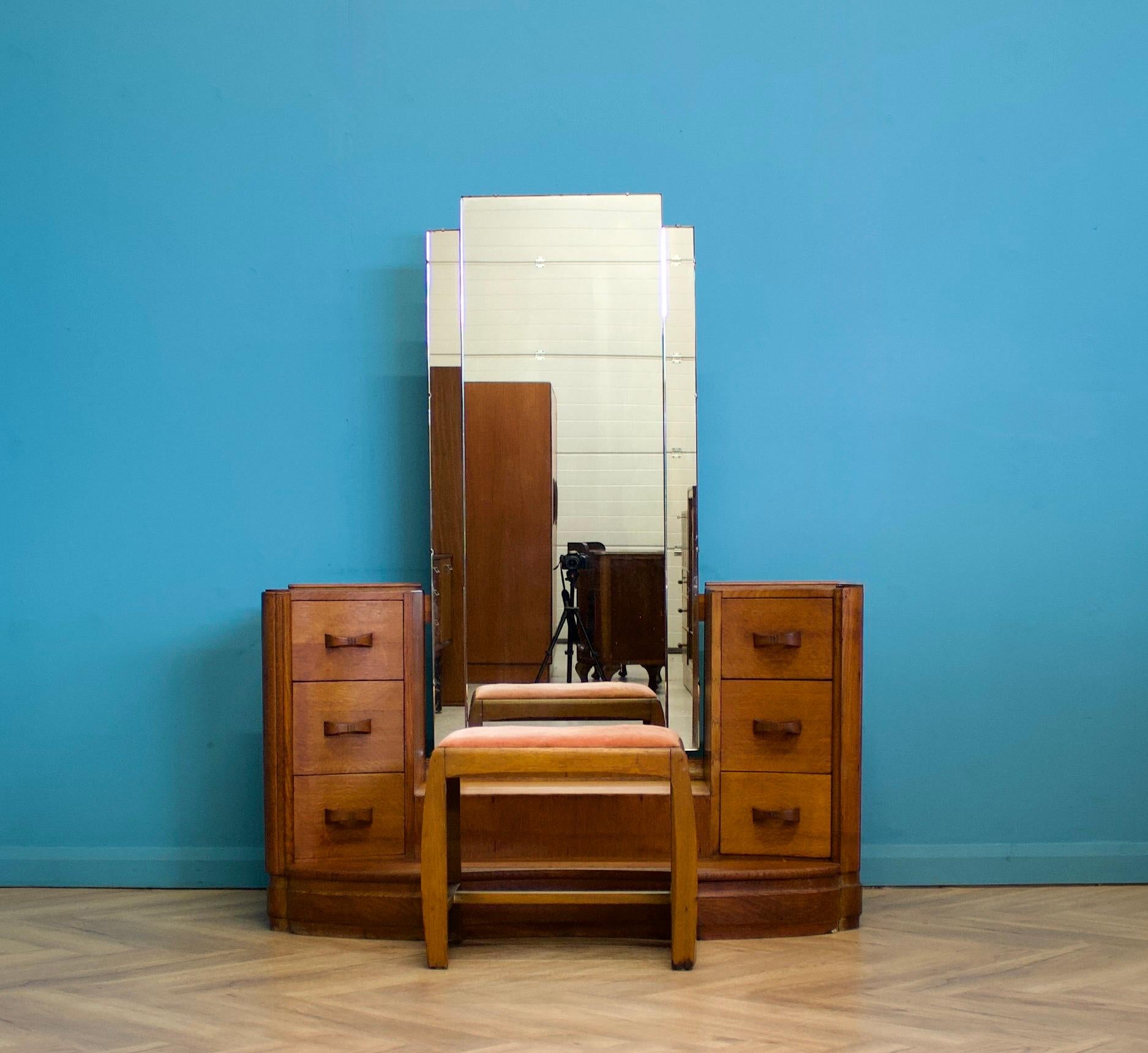 British Vintage Art Deco Oak Dressing Table, 1930s im Zustand „Gut“ im Angebot in South Shields, GB