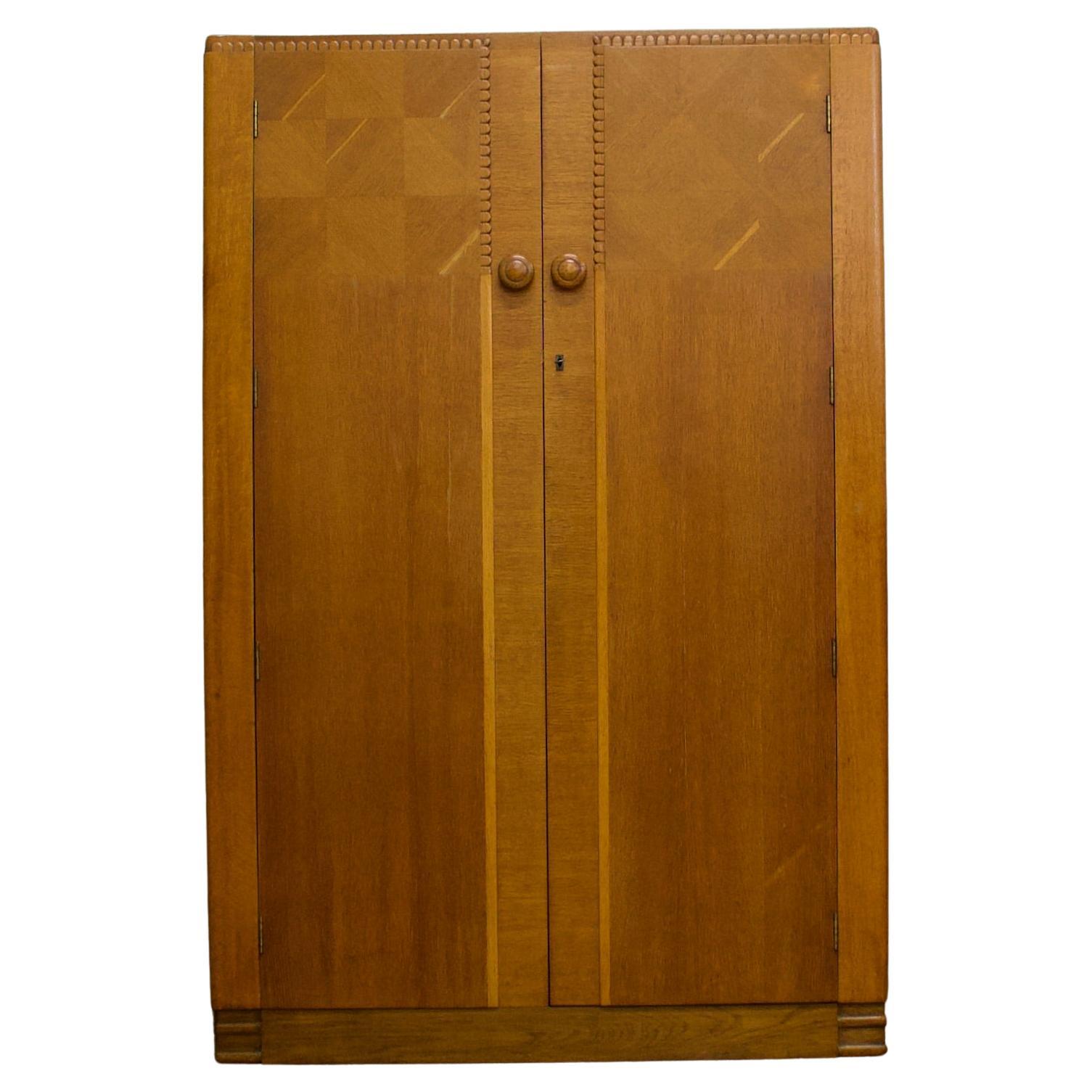 A beautiful quality and tone, Art Deco freestanding oak wardrobe
Featuring a shelves and a hanging rail 