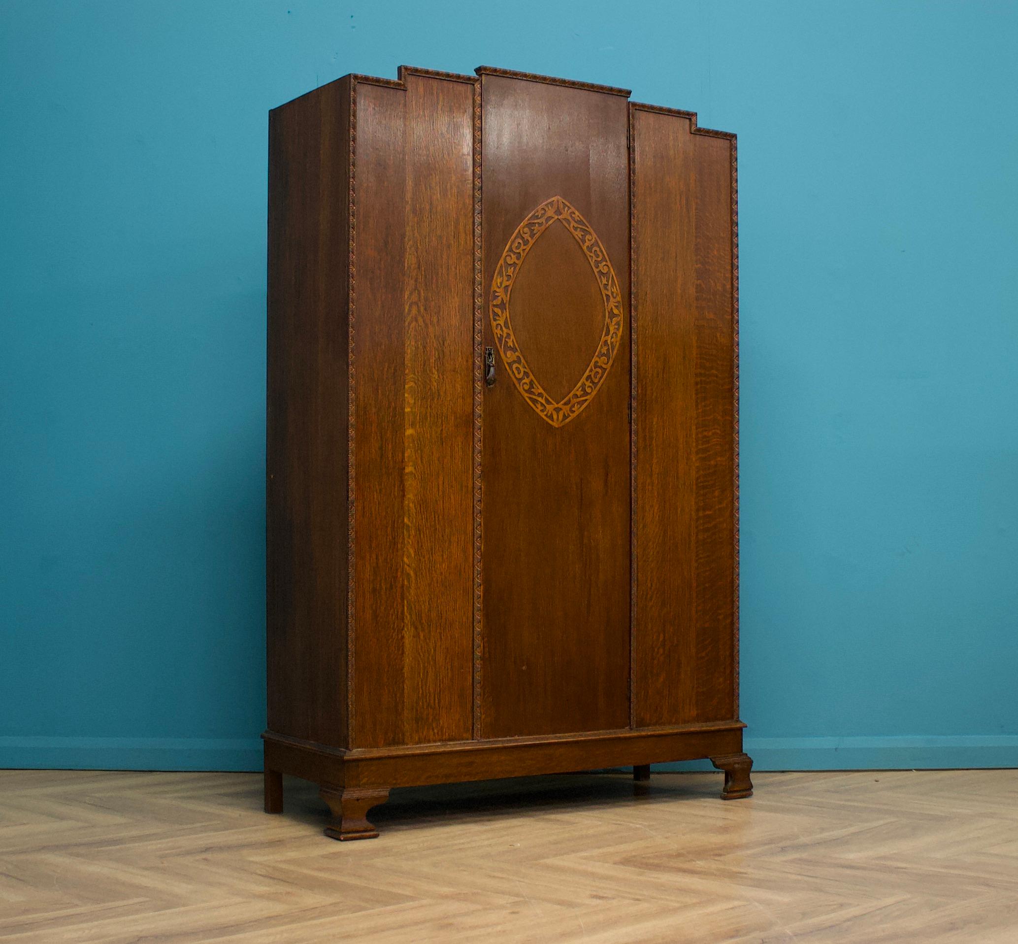 A quality vintage oak wardrobe
Circa 1930s


Inside there is a clothes rail and a shelf