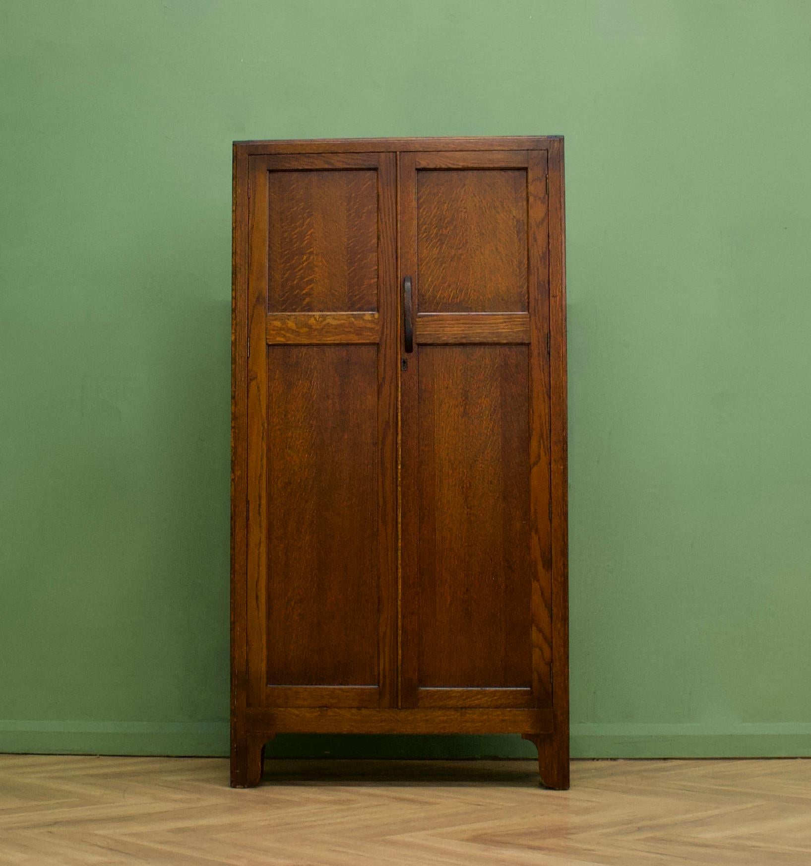 A beautiful quality and tone, Art Deco freestanding oak wardrobe - in the manner of Heals
Featuring a hanging rail, shoe rail, shelves and an integrated mirror