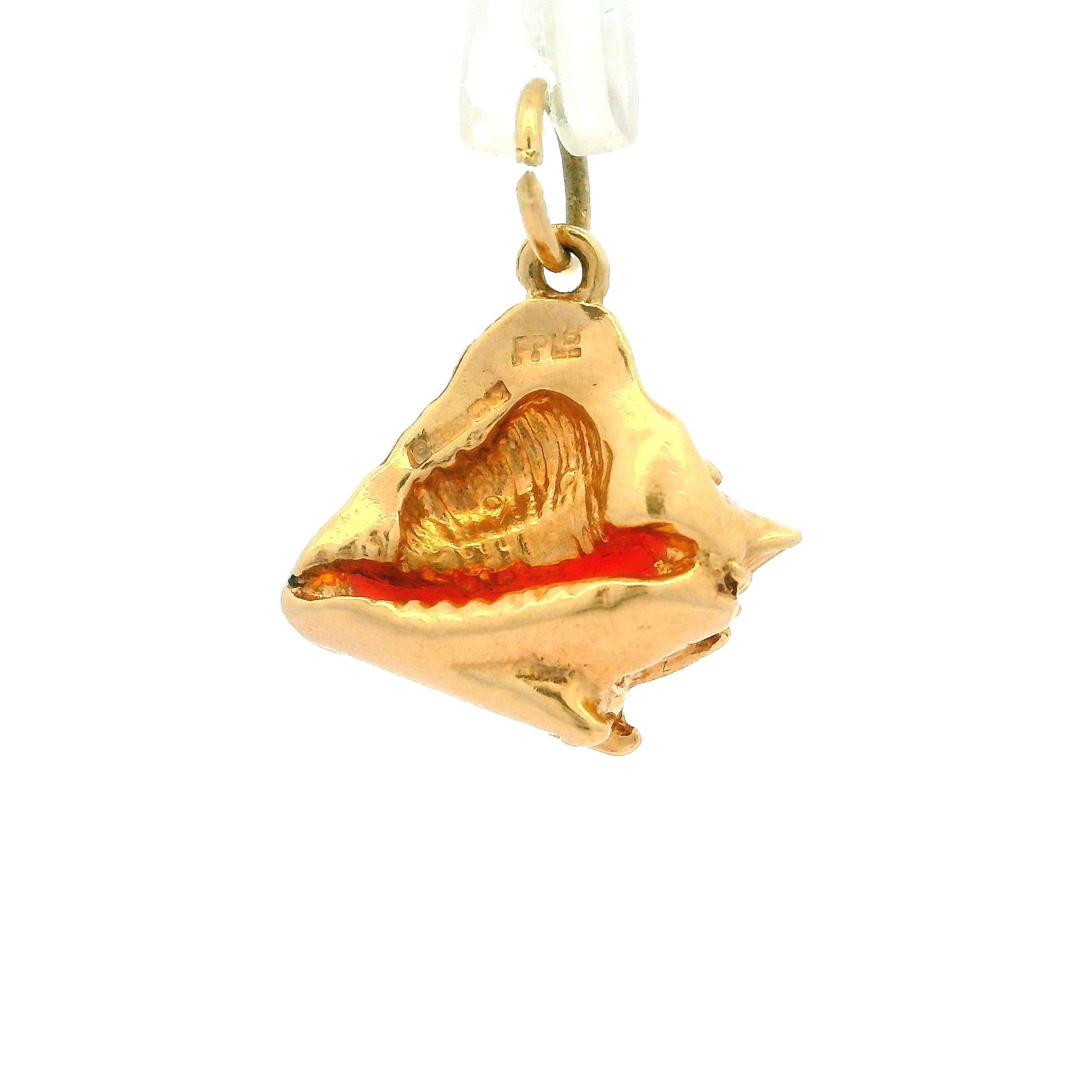 Ciondolo da collezione in oro giallo 3D dettagliato conchiglia conchiglia britannica In condizioni ottime in vendita a Montclair, NJ