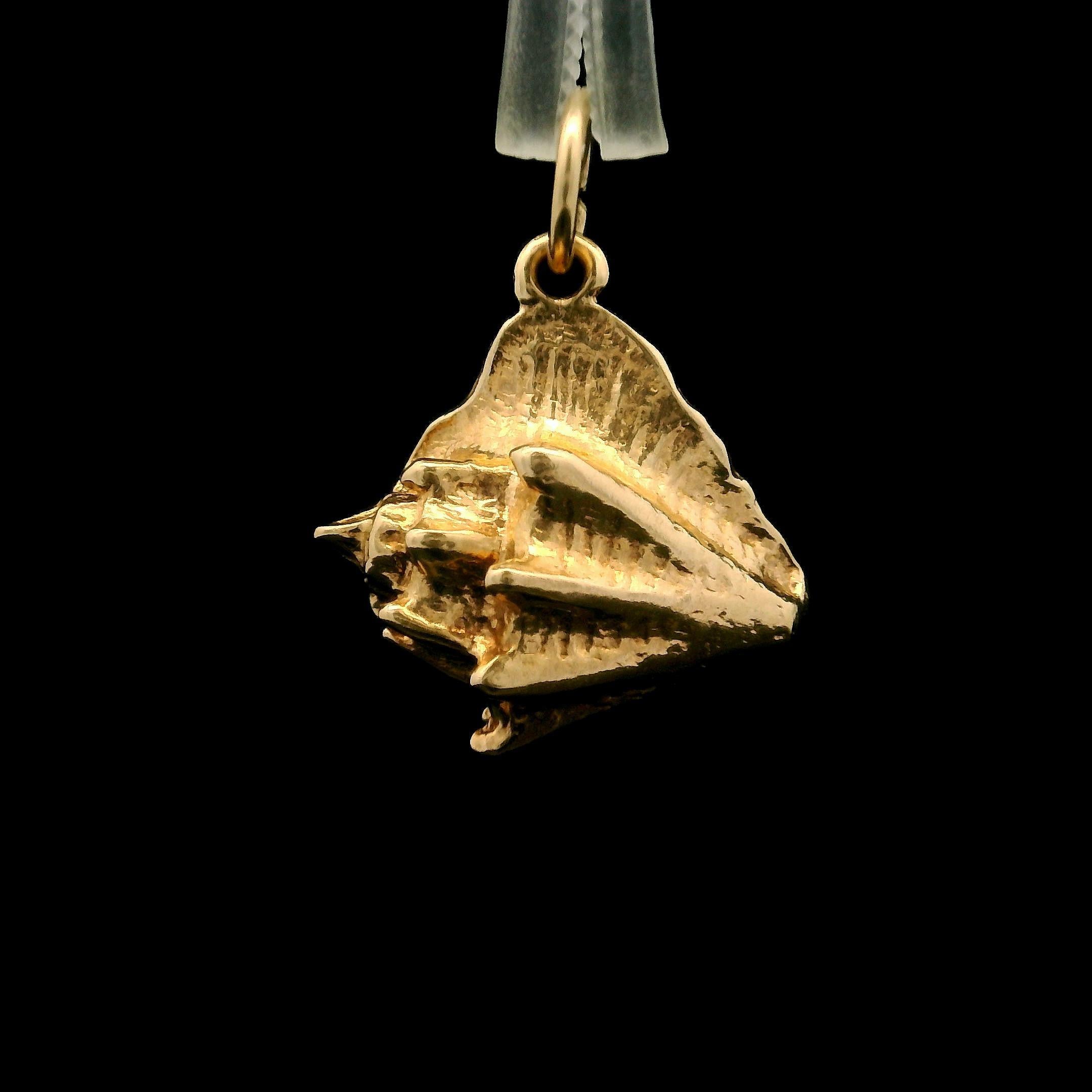 Ciondolo da collezione in oro giallo 3D dettagliato conchiglia conchiglia britannica in vendita 1