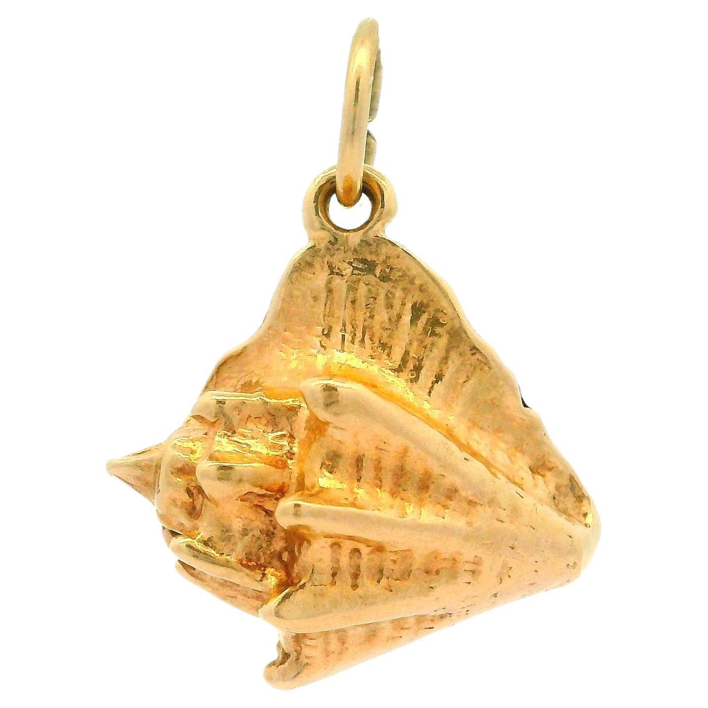 Pendentif en or jaune avec breloque en forme de coquille de conque détaillée en 3D, de style vintage britannique