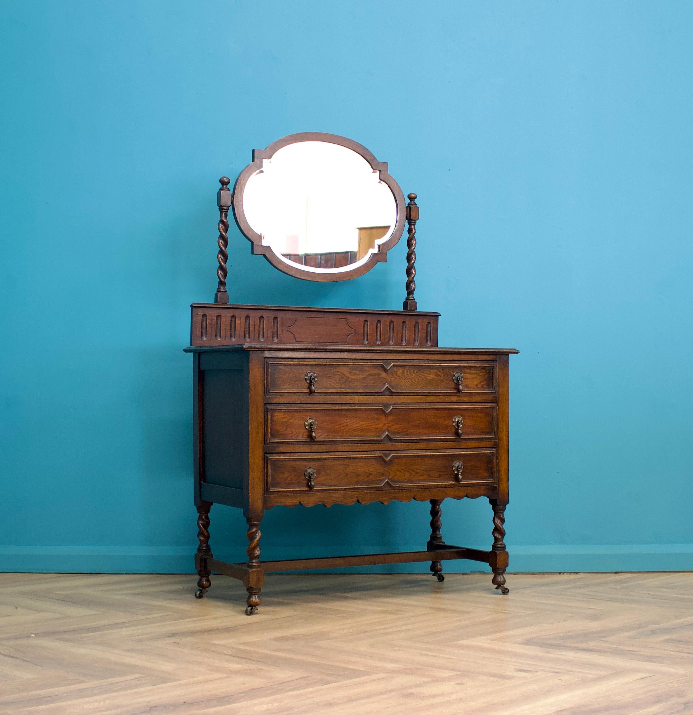 British Vintage Dressing Chest in Oak, 1920s In Good Condition For Sale In South Shields, GB