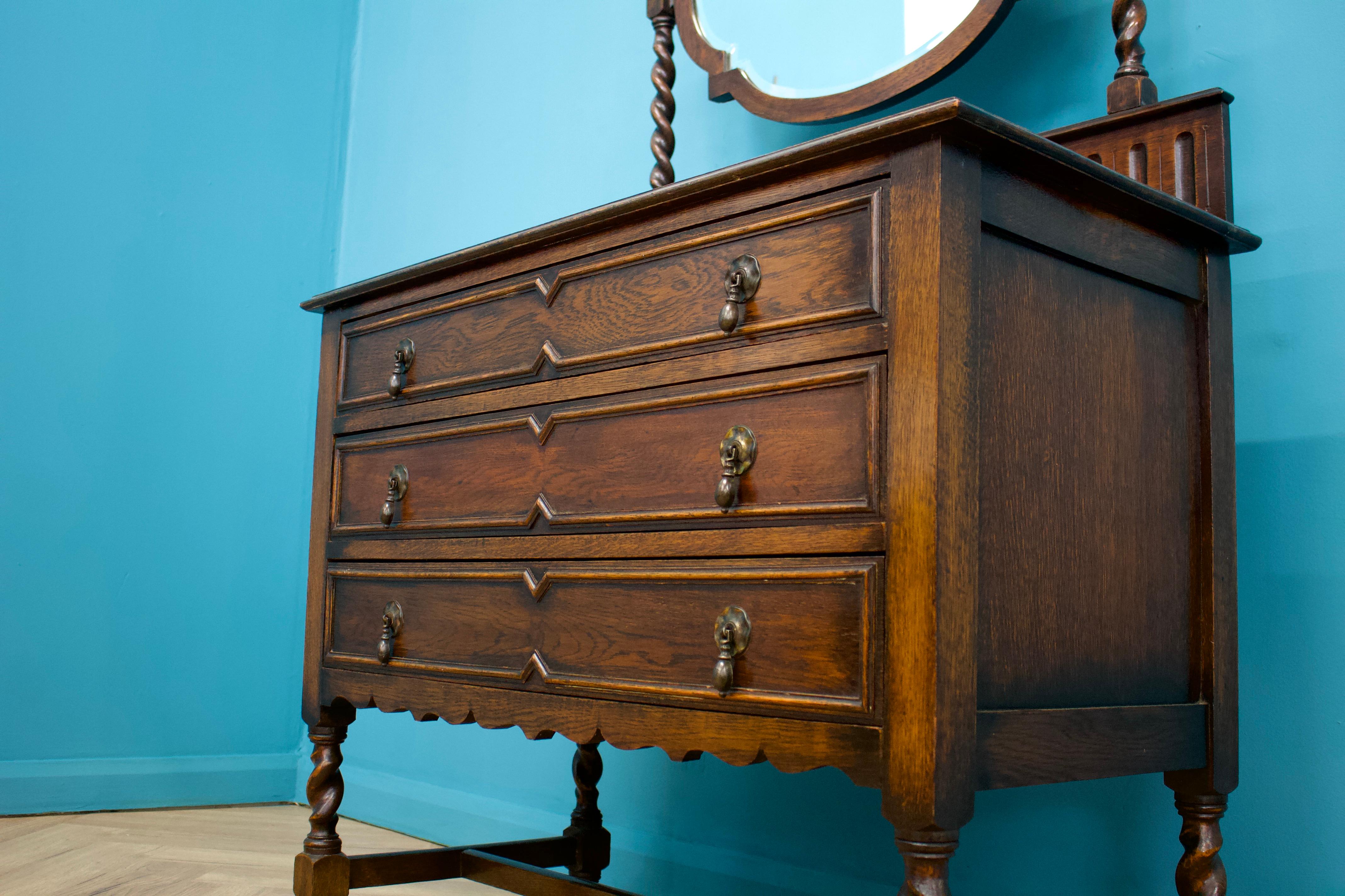 Early 20th Century British Vintage Dressing Chest in Oak, 1920s For Sale