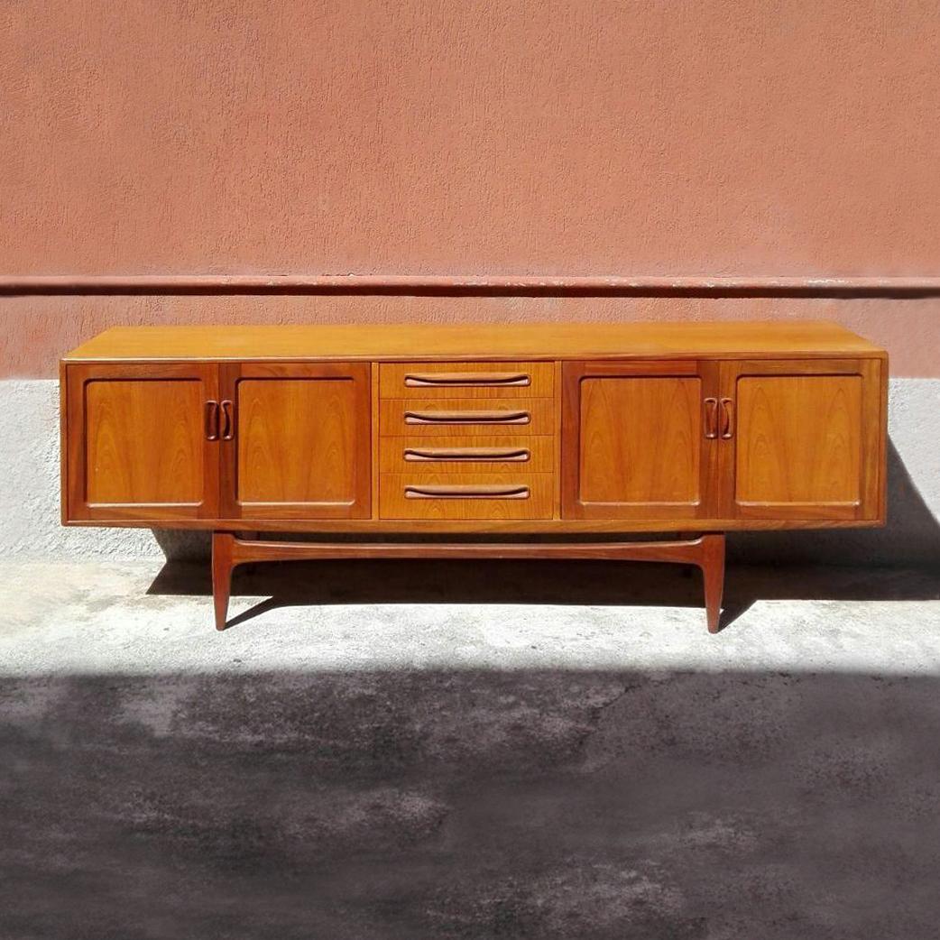 Sideboard in teak, with solid shaped handles and turned legs.
Produced by Gplan.
Excellent general conditions.
Measures: 213 x 45 x 80 H cm.