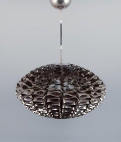 Britt Kornum para Normann Copenhagen. Lámpara de techo de acero inoxidable.