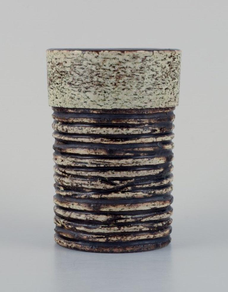 Britt-Louise Sundell (1928-2011) für Gustavsberg, Schweden.
Keramische Vase mit dunkelbrauner und sandfarbener Glasur.
Ca. 1960.
In perfektem Zustand.
Abmessungen: H 13,5 cm x T 9,0 cm.

