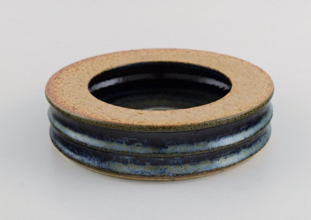 Britt-Louise Sundell (1928-2011) for Gustavsberg Studio. 
Bowl in partially glazed stoneware. Beautiful speckled glaze in deep blue shades. 1960s.
Measures: 18 x 5 cm.
In excellent condition.
Signed.