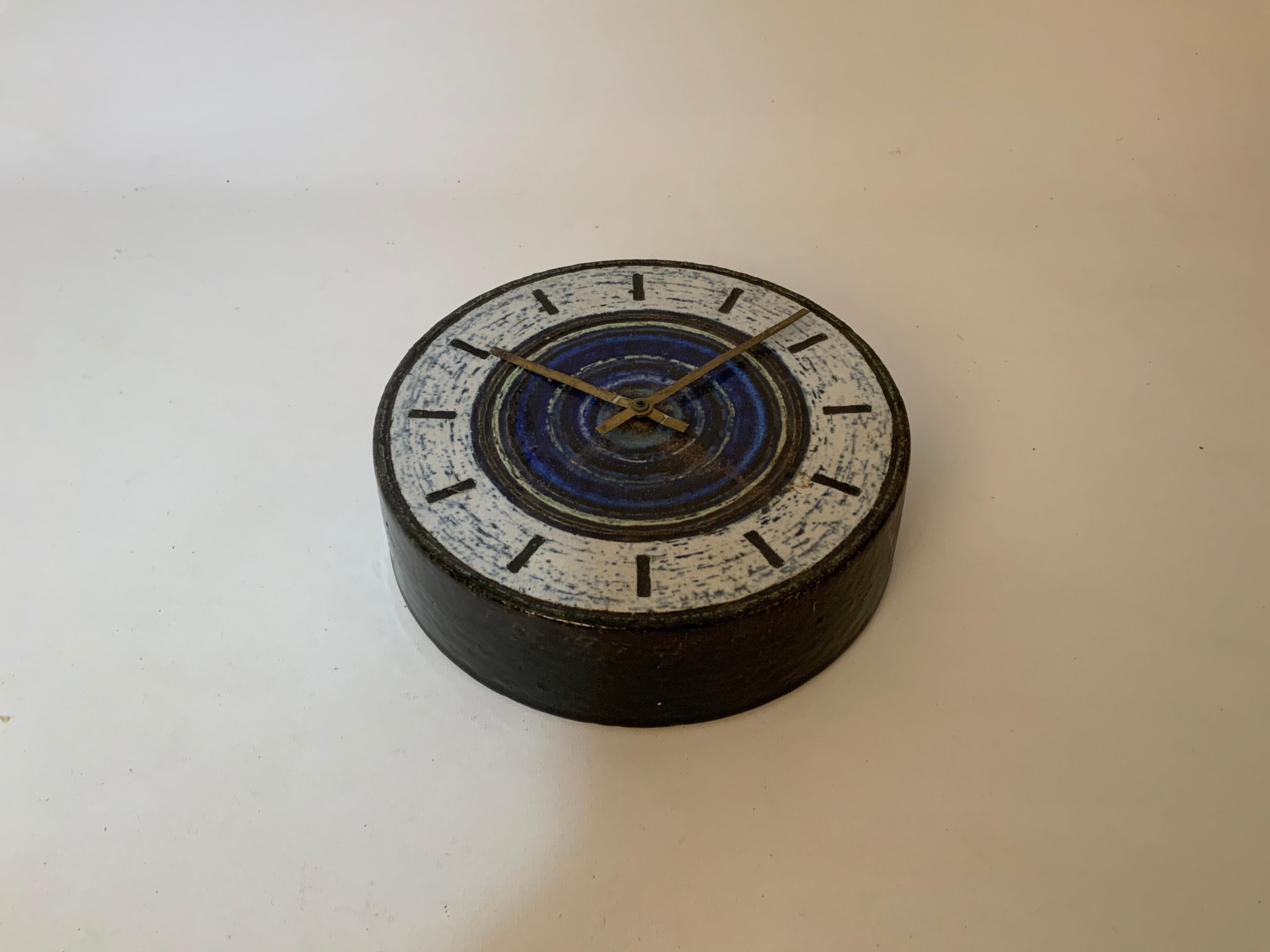 Beautiful stoneware pottery clock by Britt-Louise Sundell for Gustavsberg. Circa 1950-60. Signed on the back, BS G (with radiating flames). White, blue and black high gloss glazes. Very good condition. Metal hands have some brass finish loss. No