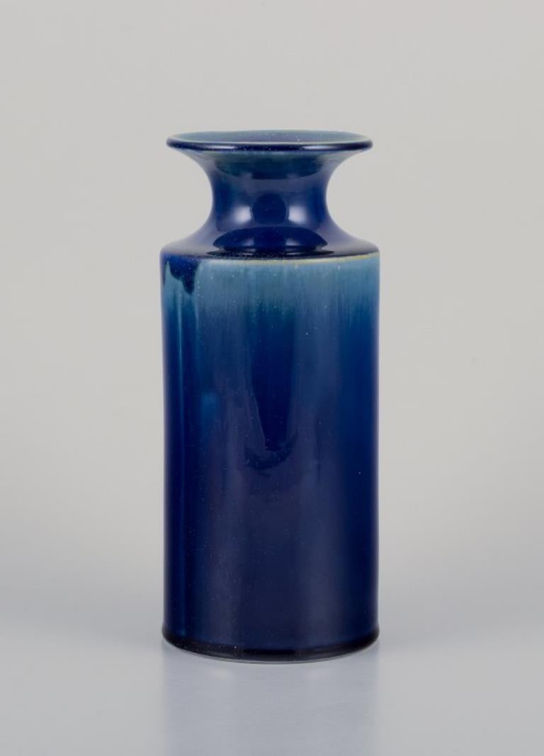Britt-Louise Sundell (1928-2011) per Gustavsberg, Svezia. 
Grande vaso in ceramica con smalto nei toni del blu e del verde.
1960s.
Condizioni perfette.
Dimensioni: H. H. 24,0 cm x D. 10,5 cm.