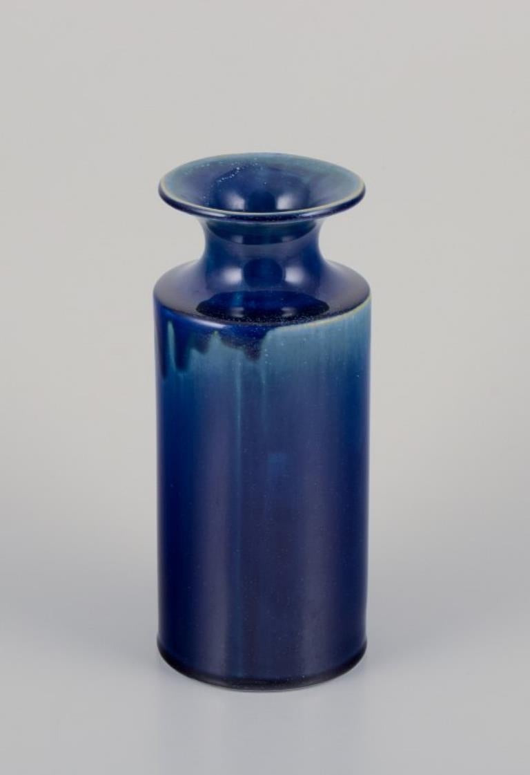 Scandinavo moderno Britt-Louise Sundell, Gustavsberg. Vaso grande in ceramica con smalto blu e verde in vendita