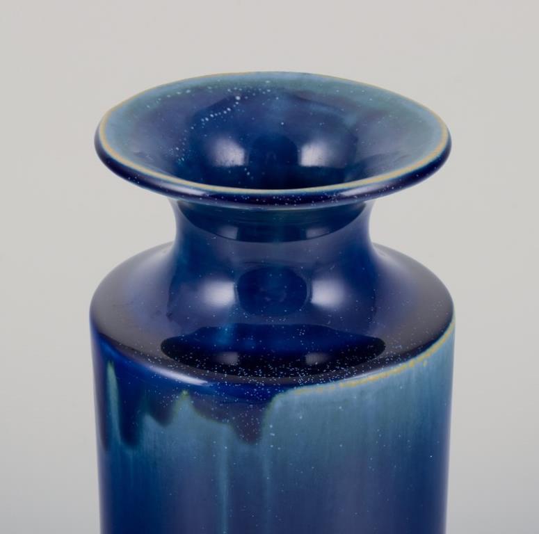 Svedese Britt-Louise Sundell, Gustavsberg. Vaso grande in ceramica con smalto blu e verde in vendita