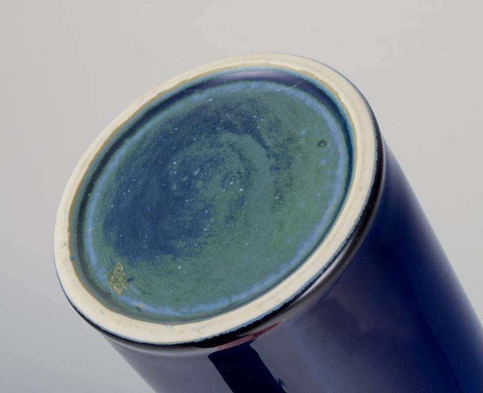 Britt-Louise Sundell, Gustavsberg. Vaso grande in ceramica con smalto blu e verde In condizioni ottime in vendita a København, Copenhagen