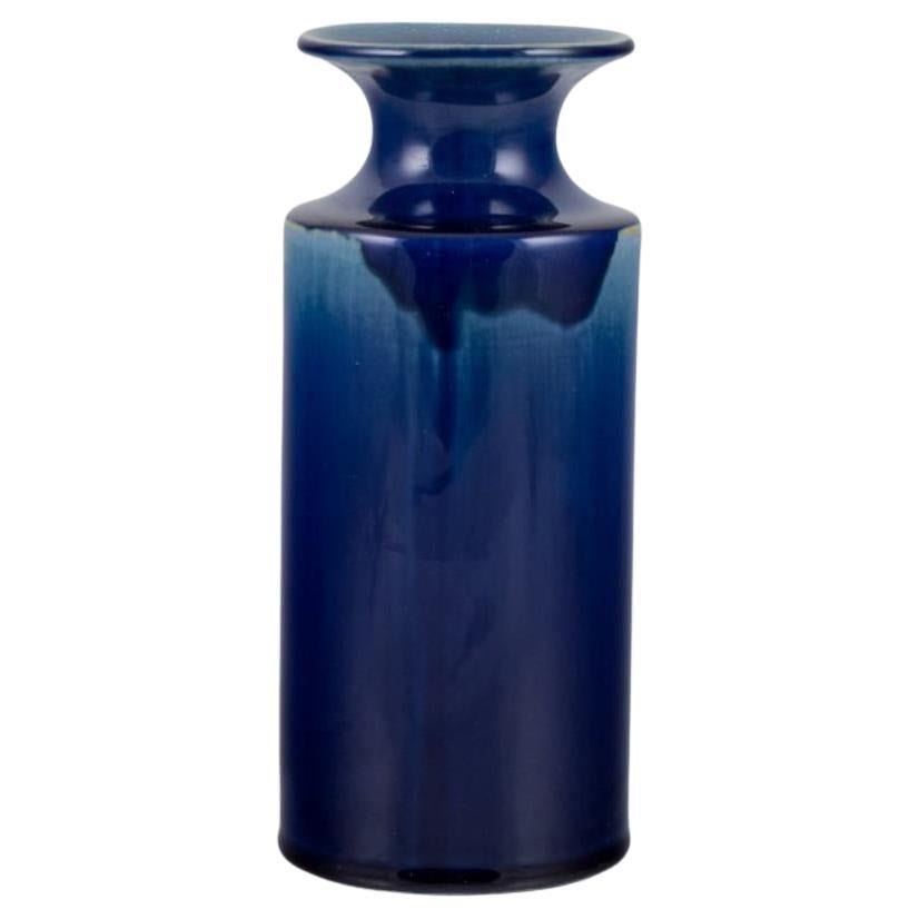 Britt-Louise Sundell, Gustavsberg. Vaso grande in ceramica con smalto blu e verde