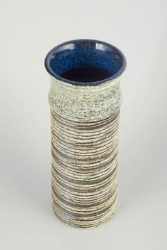 Britt-Louise Sundell, Gustavsberg. Vaso in gres con decorazione a rilievo, anni '80
