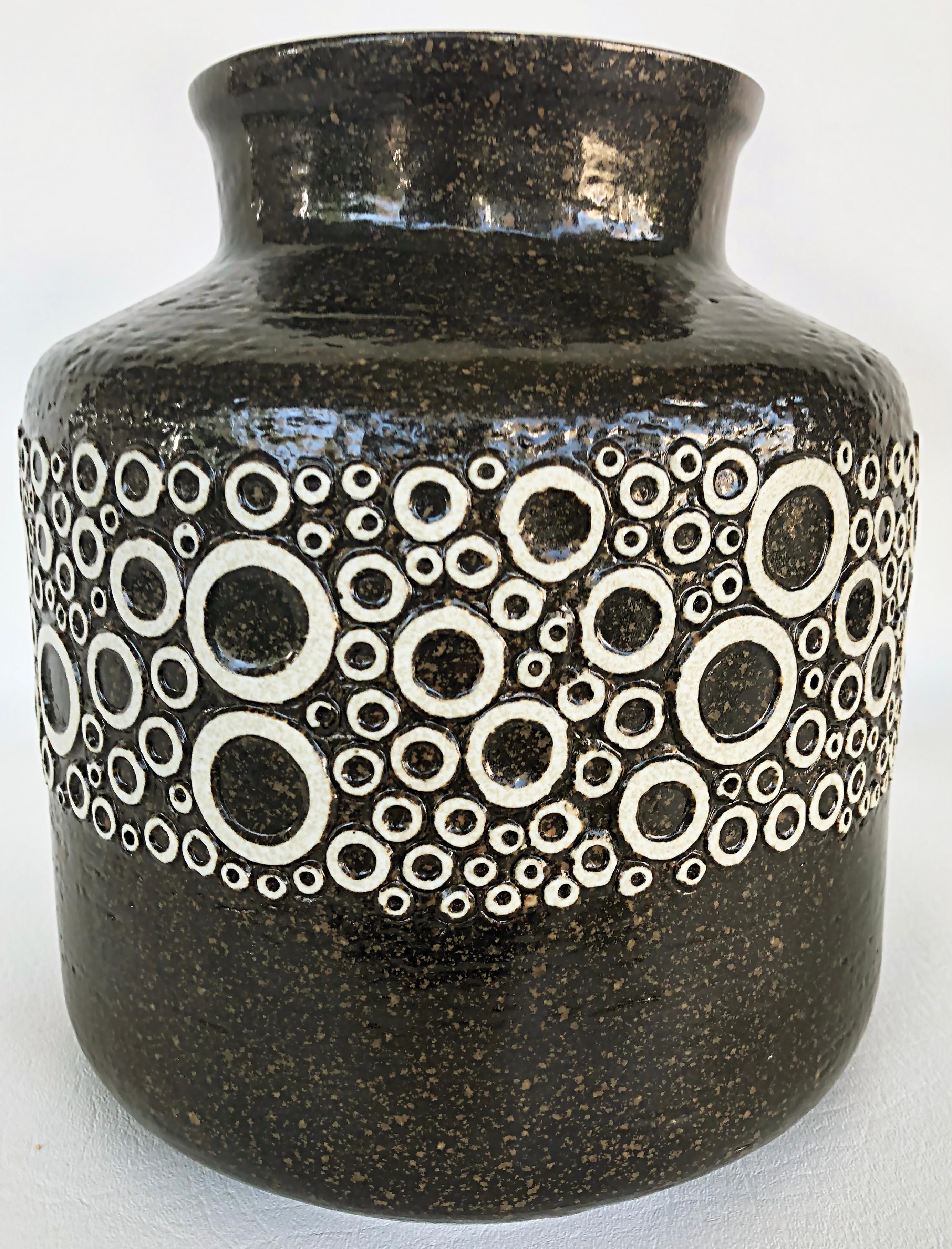 Britt-Marie Sundell Gustavsberg Ceramics Kreta vase, Dish, Sweden, 1950s Set 2

Offered for sale is a mid-century ceramic vase and charger in the 