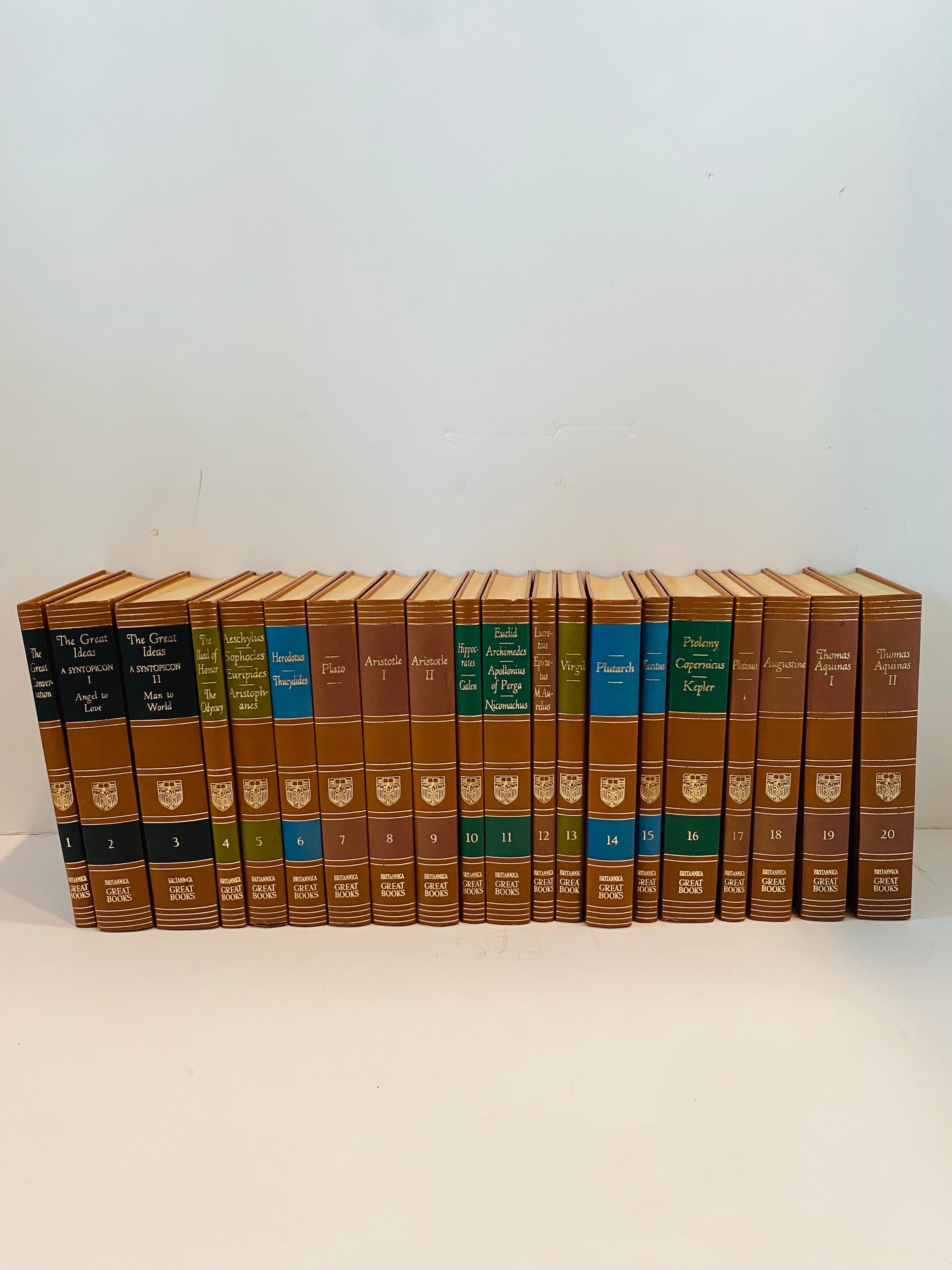 Schöner Satz von 53 Bänden der Brittanica Great Books of the Western World. Dieses Set ist ein Klassiker und wunderschön verarbeitet in einem zeitlosen Design der Jahrhundertmitte.  Der Look ist klassisch, minimalistisch und teuer. Jedes Buch wird