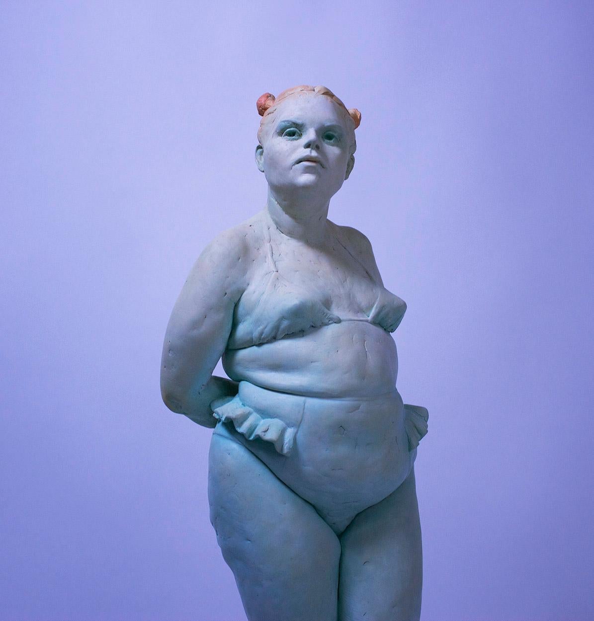 Cette sculpture étudie le passage de l'enfance à l'âge adulte, lorsque nous devenons socialement conscients du jugement des autres et que nous trouvons notre place au sein d'un groupe social. Il s'agit d'une histoire et d'un personnage, avec une