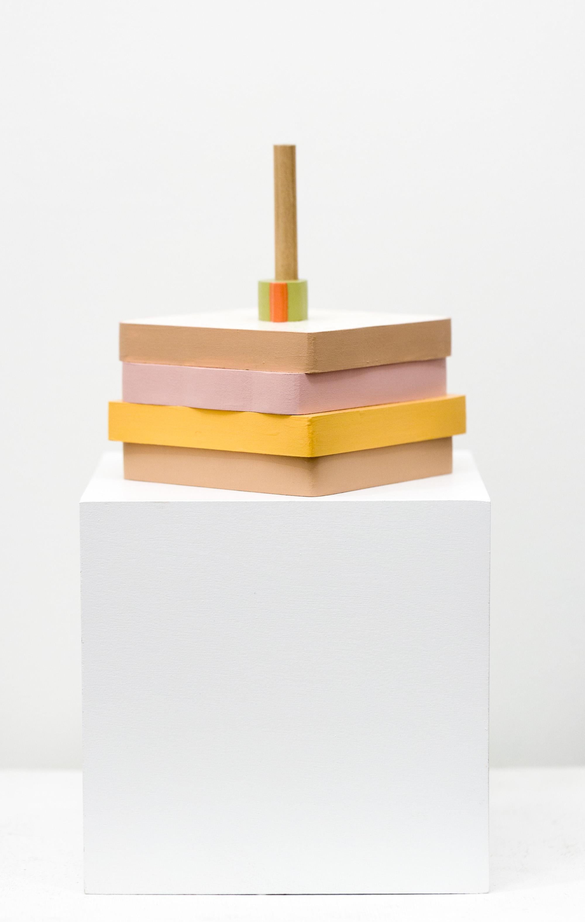 Still-Life Sculpture di Brittany Powell Parich - "Prosciutto e formaggio", scultura a tecnica mista con motivi alimentari a forma di panino