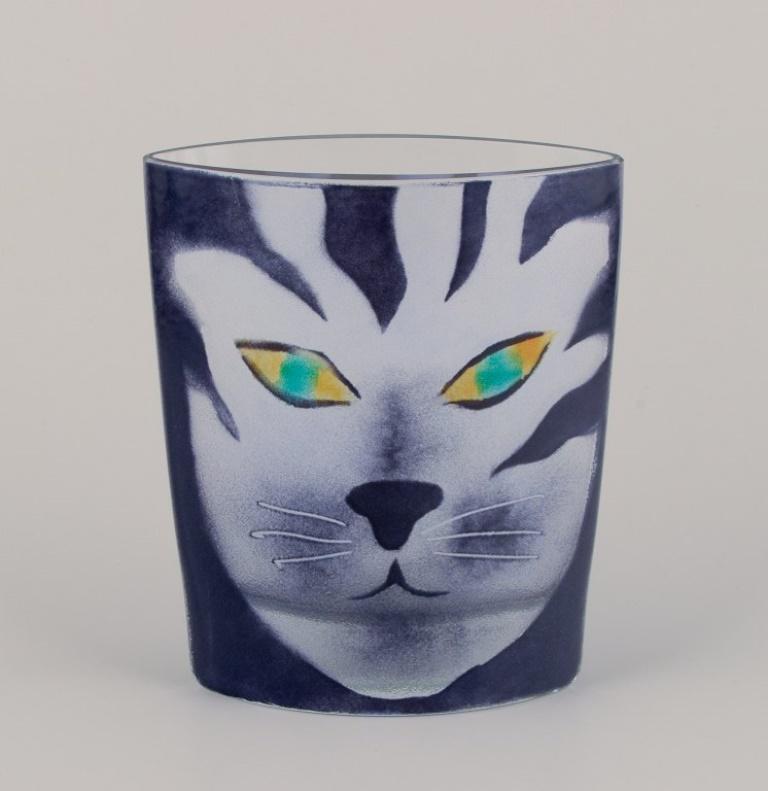 Britten Pååg (b. 1943), Swedish glass artist, for Steninge Slott. 
Large art glass vase with a cat motif.
Signed and dated 2002.
In excellent condition.
Dimensions: W 17.0 cm x D 8.0 cm x H 20.0 cm.