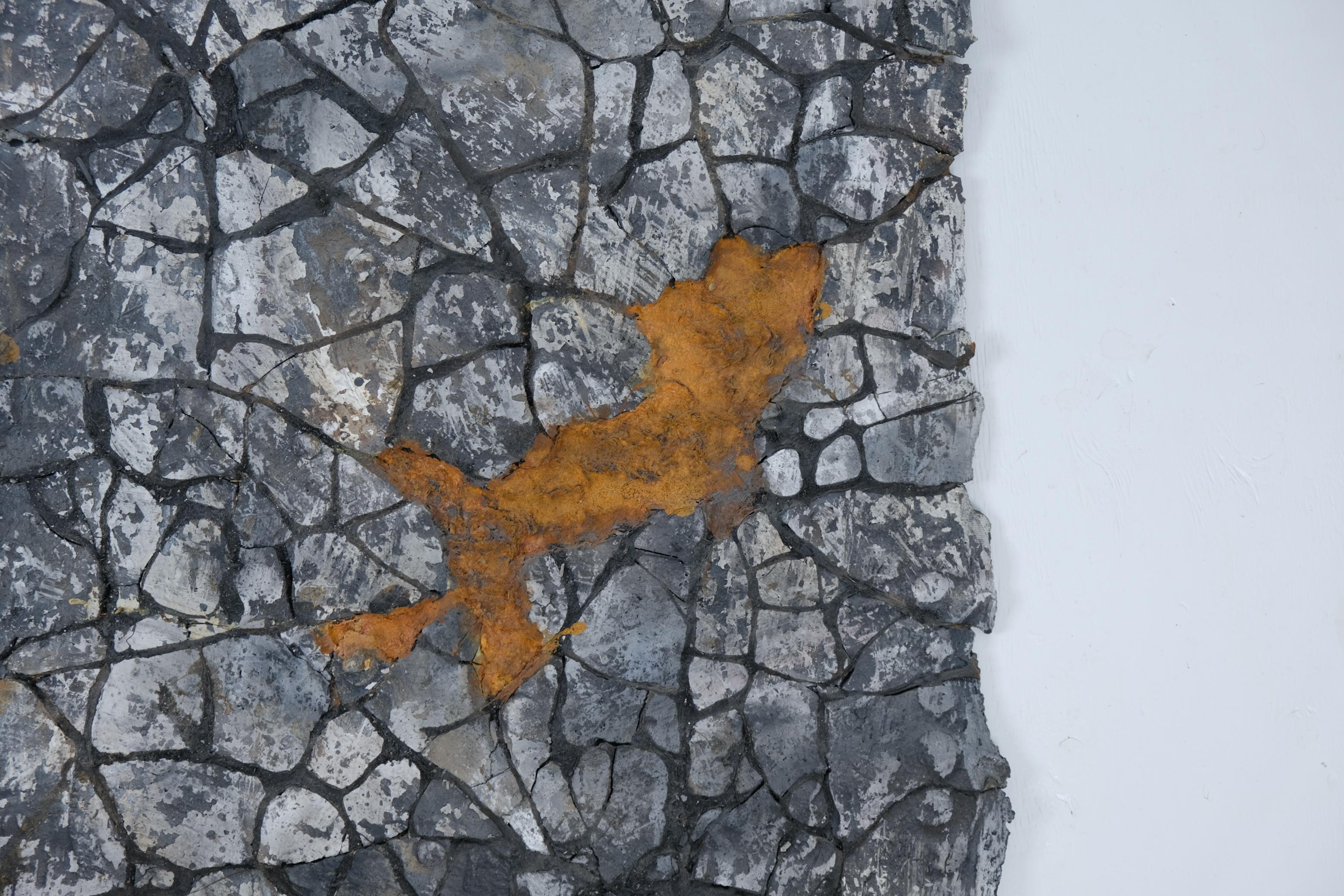 „Brittle Moment“ Eine einzigartige Wandskulptur aus Keramik, Pekka Paikkari, 2015 (21. Jahrhundert und zeitgenössisch) im Angebot