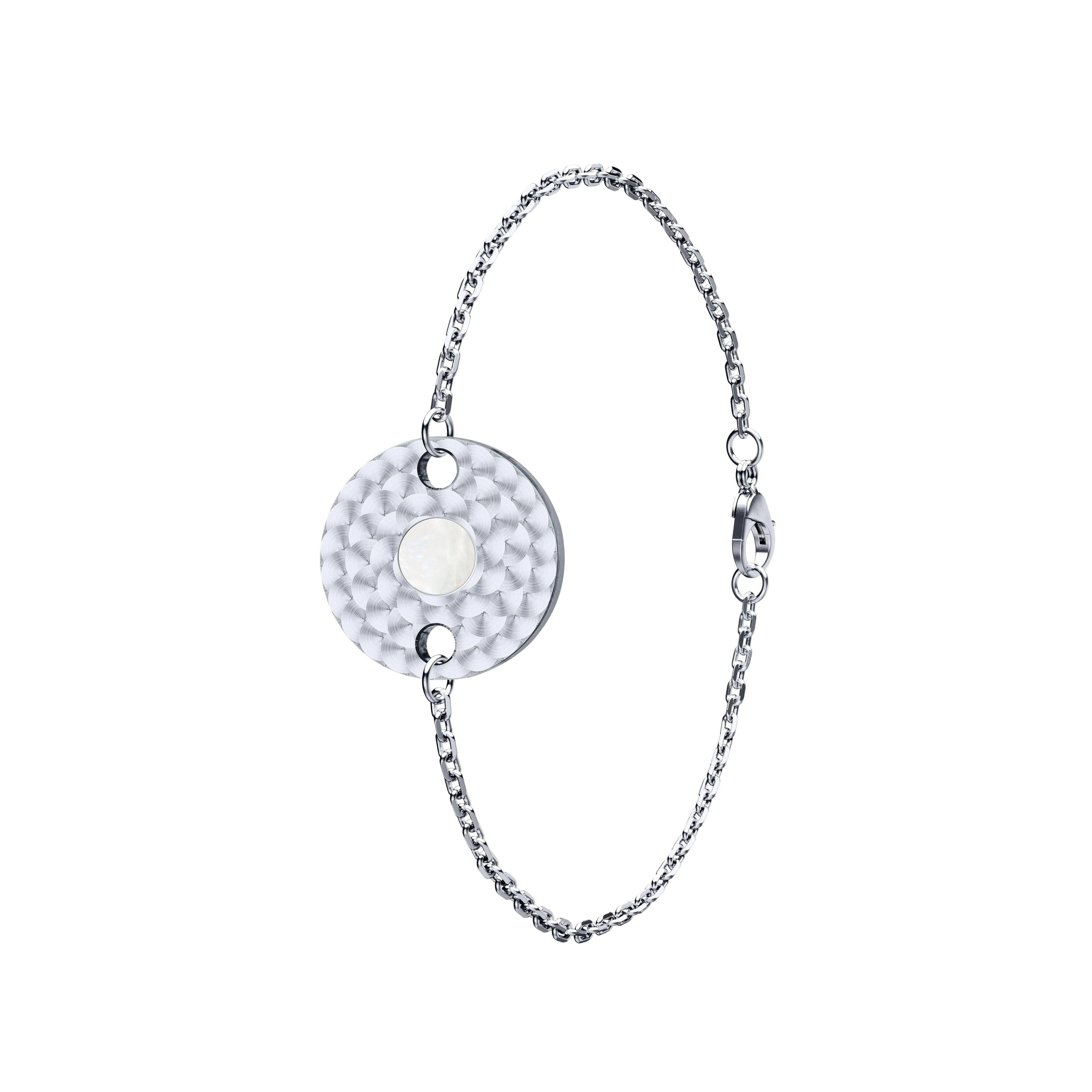 B.R.M Dolce Vita Twice (2 in 1) bracelet 18 Carats gray gold Spotting circle and onyx stone is an exquisite work of art. It can be worn in two ways. It comes with onyx stone on one side, and adorned with mother of pearl, a symbol of serenity on the