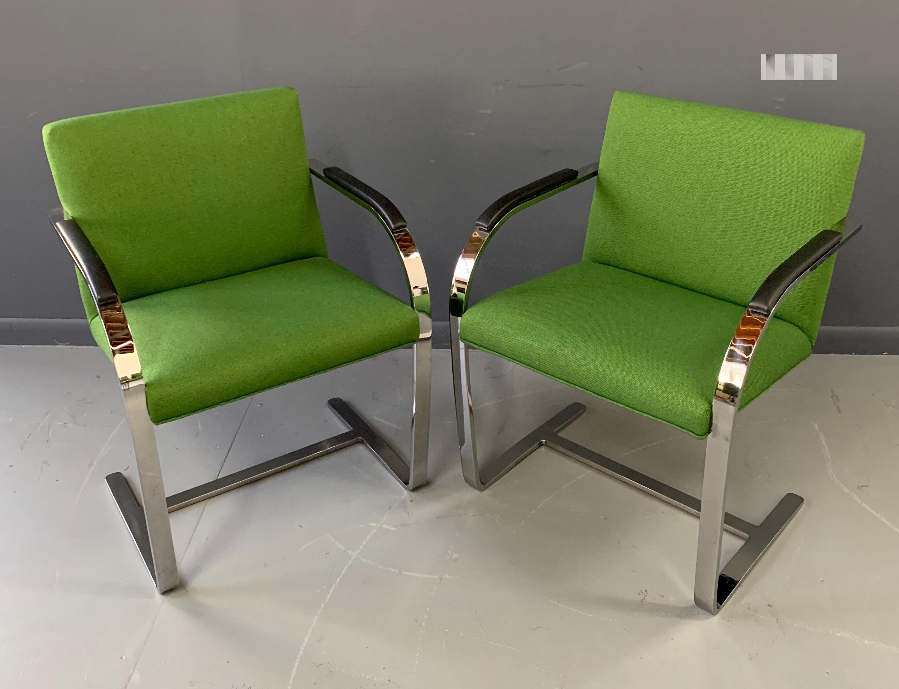 La poltrona Knoll Brno è stata disegnata da Meis van der Rohe nel 1930 ed è famosa per il suo profilo snello, le linee pulite e la meticolosa attenzione ai dettagli. Queste sedie sono un fedele omaggio alla sedia Brno, ma non possiamo confermare che