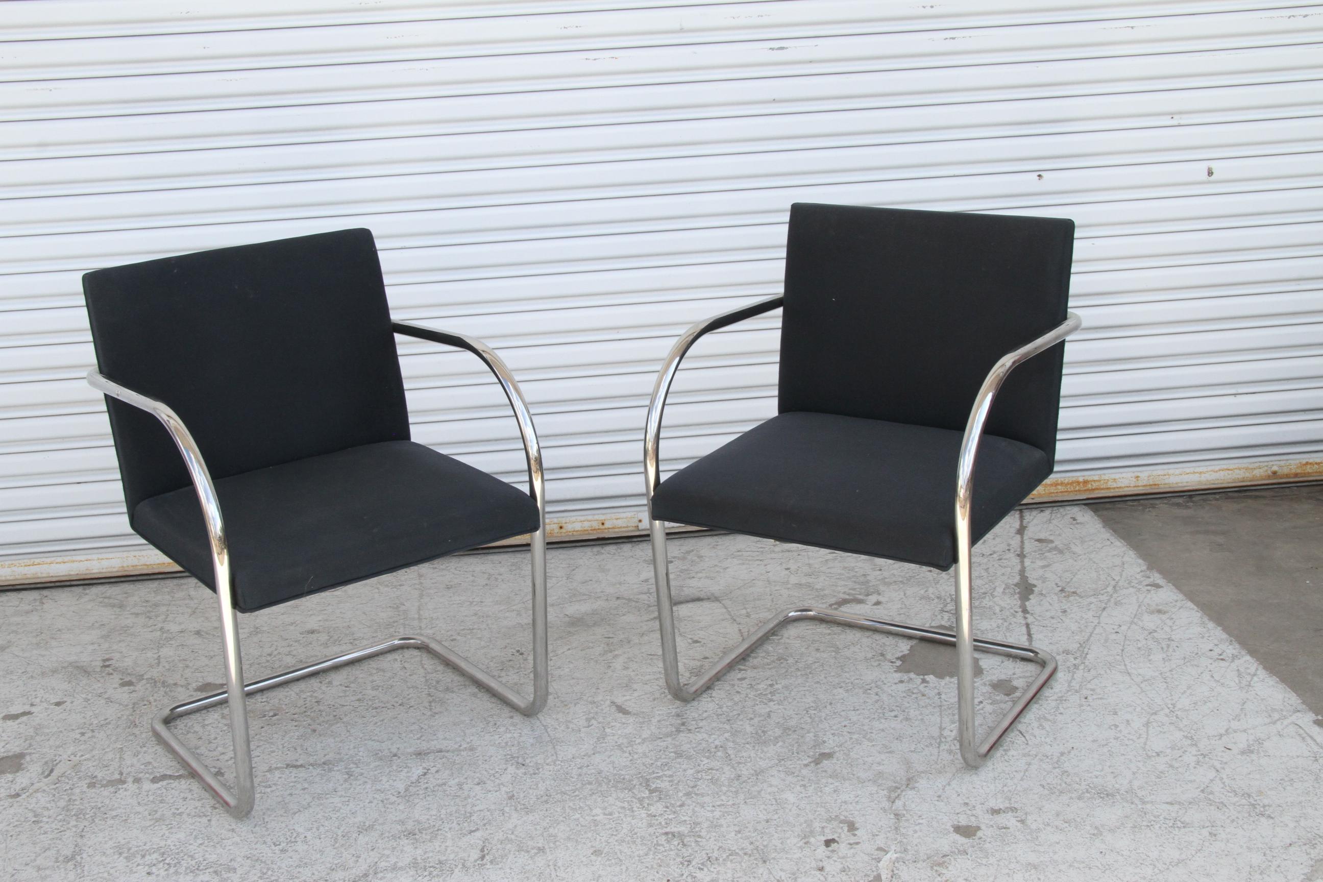 Brno Esszimmerstühle mit schwarzem Stoffrohr von Knoll, 2er-Set (Italienisch) im Angebot