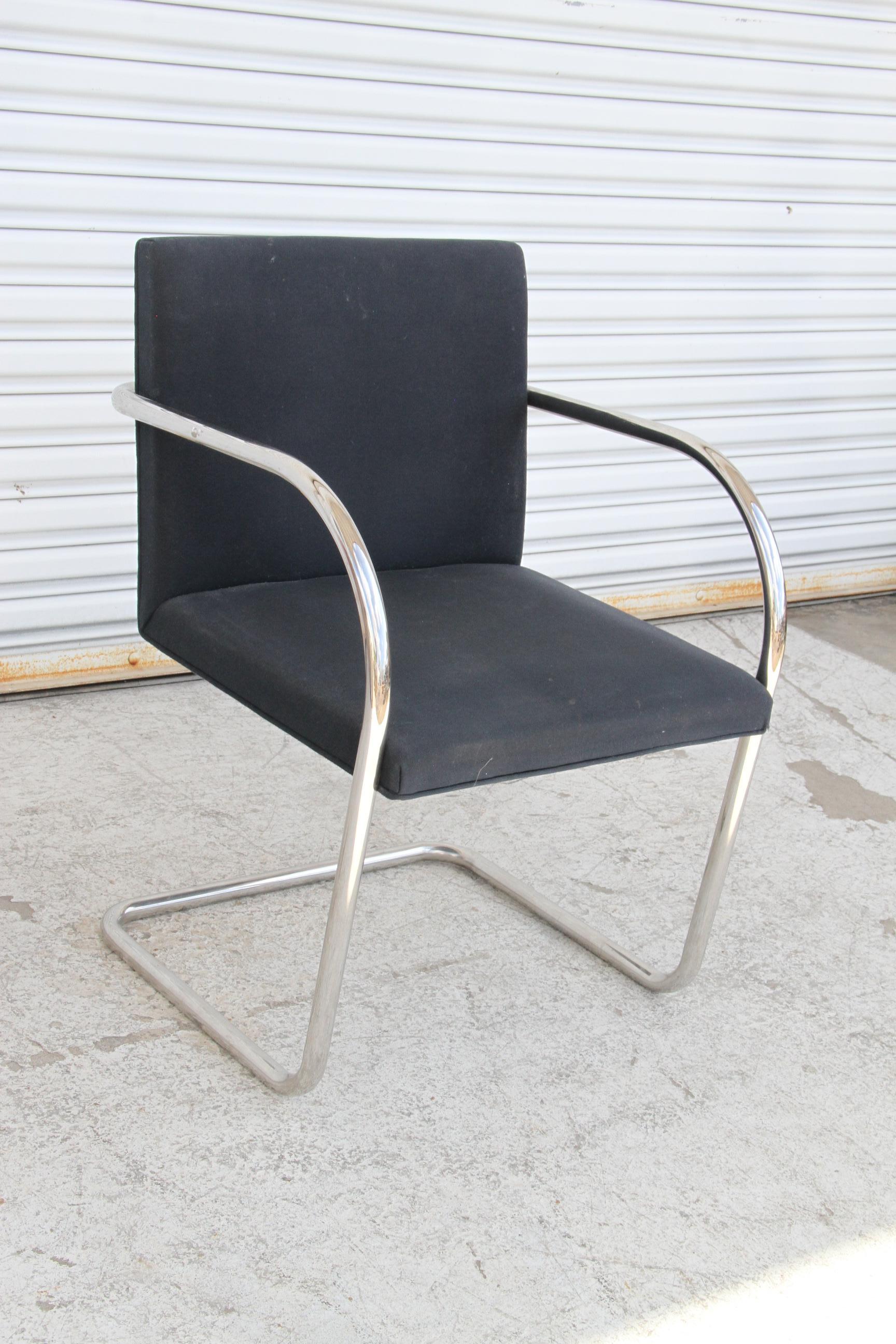 Brno Esszimmerstühle mit schwarzem Stoffrohr von Knoll, 2er-Set (21. Jahrhundert und zeitgenössisch) im Angebot