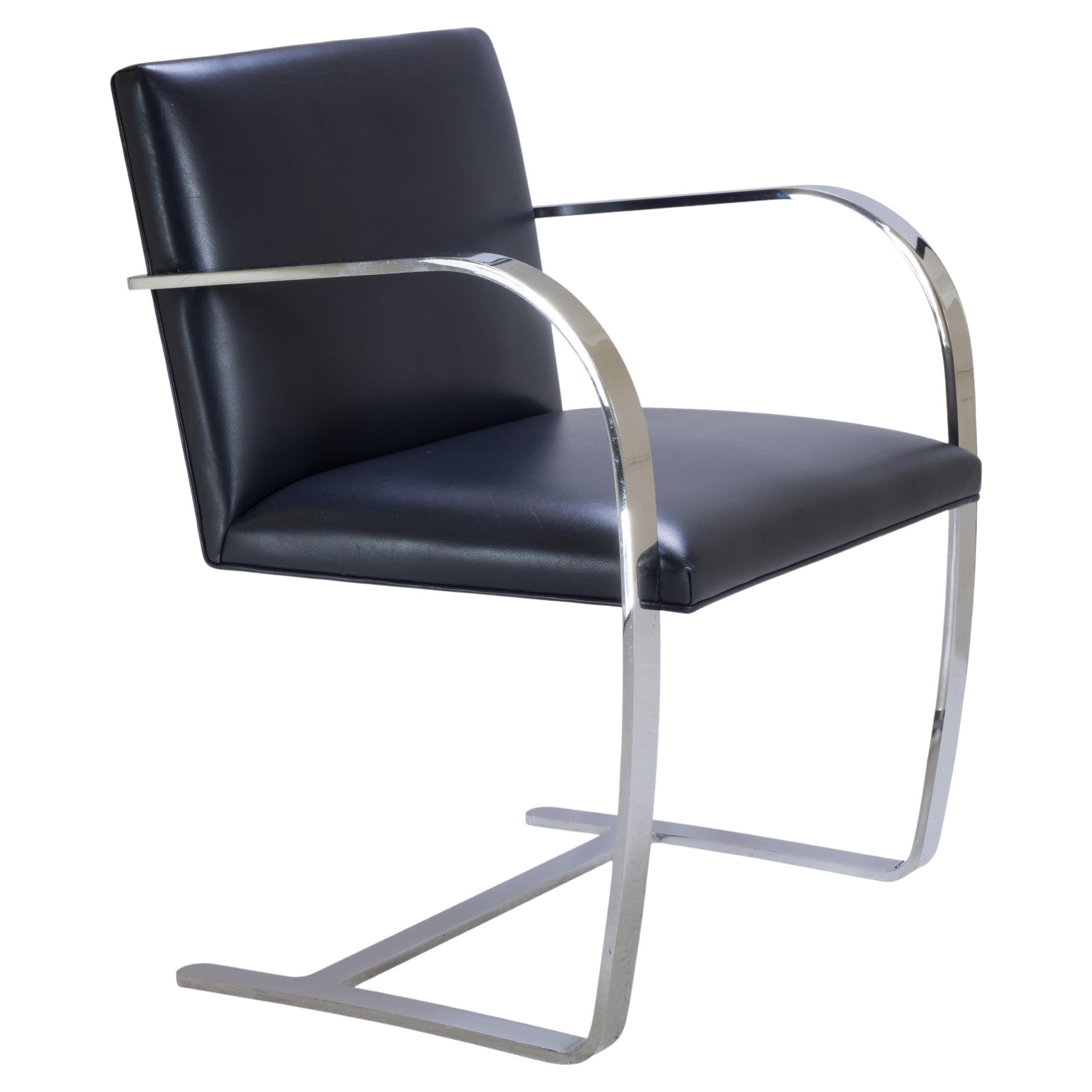 Brno Flachbar-Stuhl aus marineblauem Original-Leder