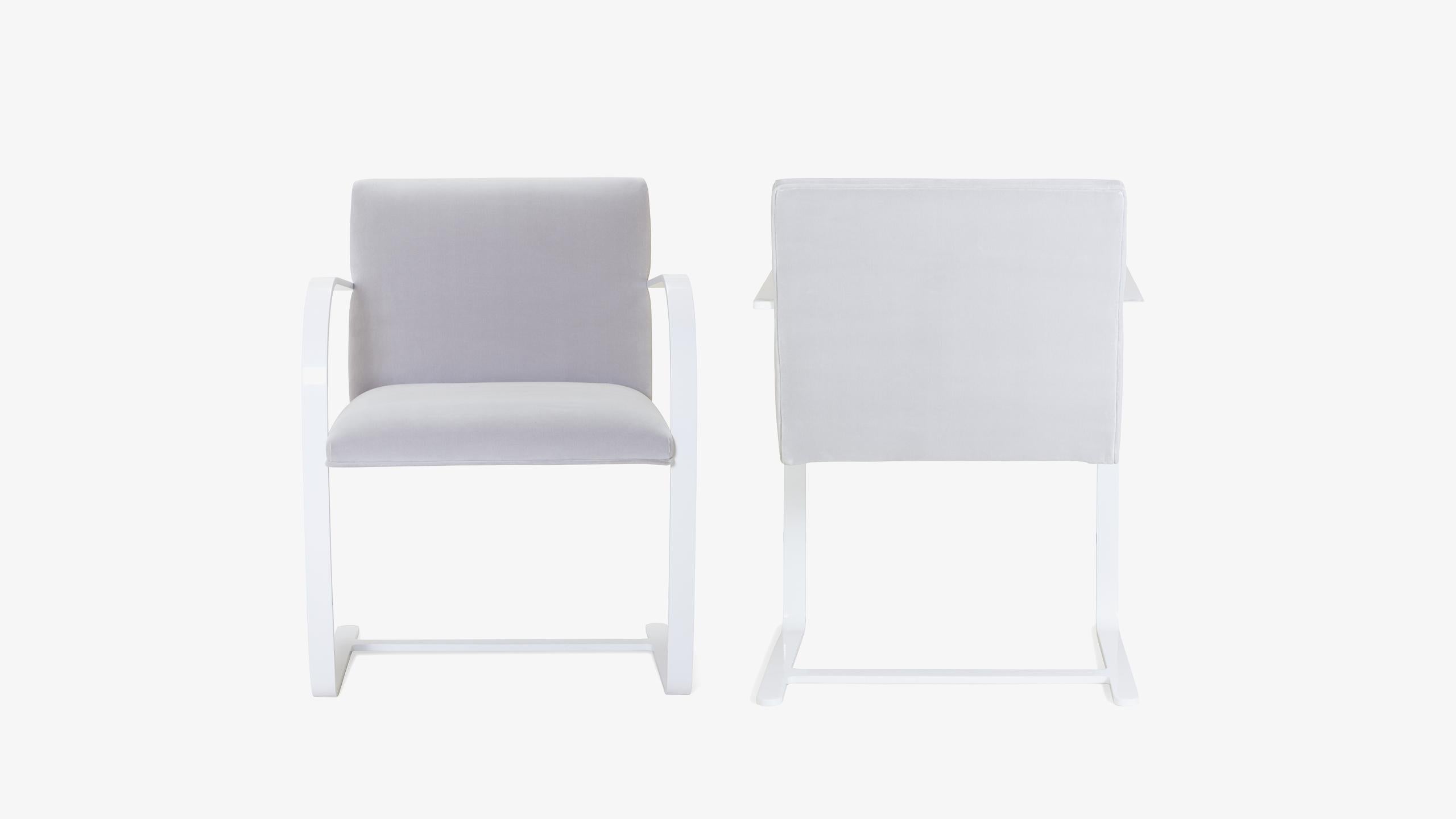 La définition du minimalisme dans un design singulier, réalisé par le grand Ludwig Mies van der Rohe en 1929 ; la chaise à barre plate Brno est exactement cela. Nous avons édité ces itérations contemporaines d'authentiques originaux d'une manière