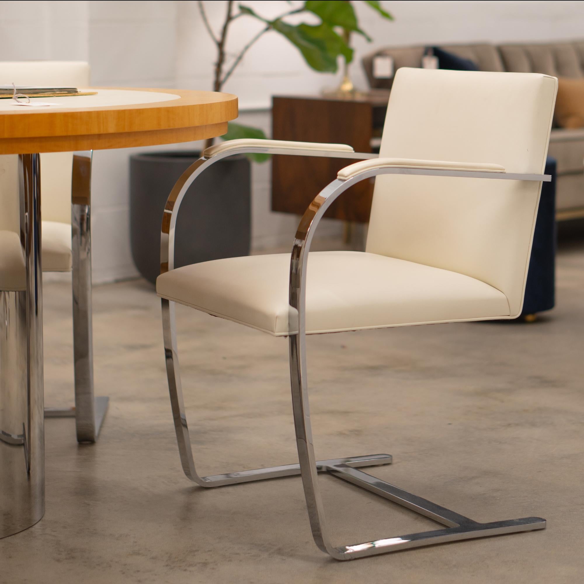 Es wird oft gesagt, dass modernes Design zeitlos ist. Dies trifft eindeutig auf den Brno Chair zu, der vielleicht eines der ikonischsten Designstücke überhaupt ist. Sein Entwerfer, der große Ludwig Mies van der Rohe, könnte durchaus als einer der
