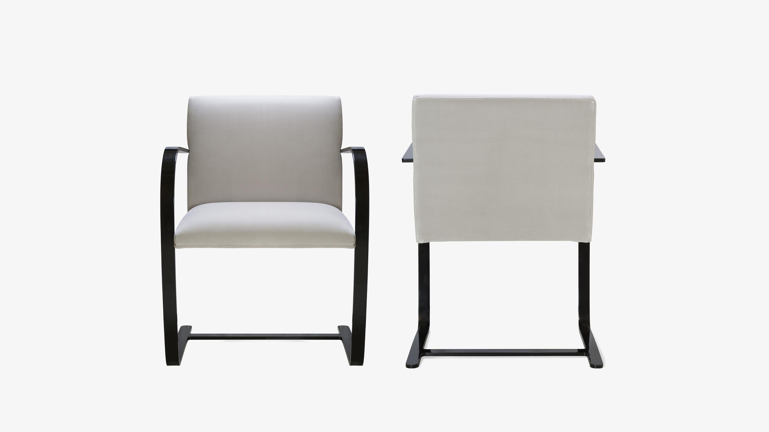La définition du minimalisme dans un design singulier, réalisé par le grand Ludwig Mies van der Rohe en 1929 ; la chaise à barre plate Brno est exactement cela. Nous avons édité ces itérations contemporaines d'authentiques originaux d'une manière