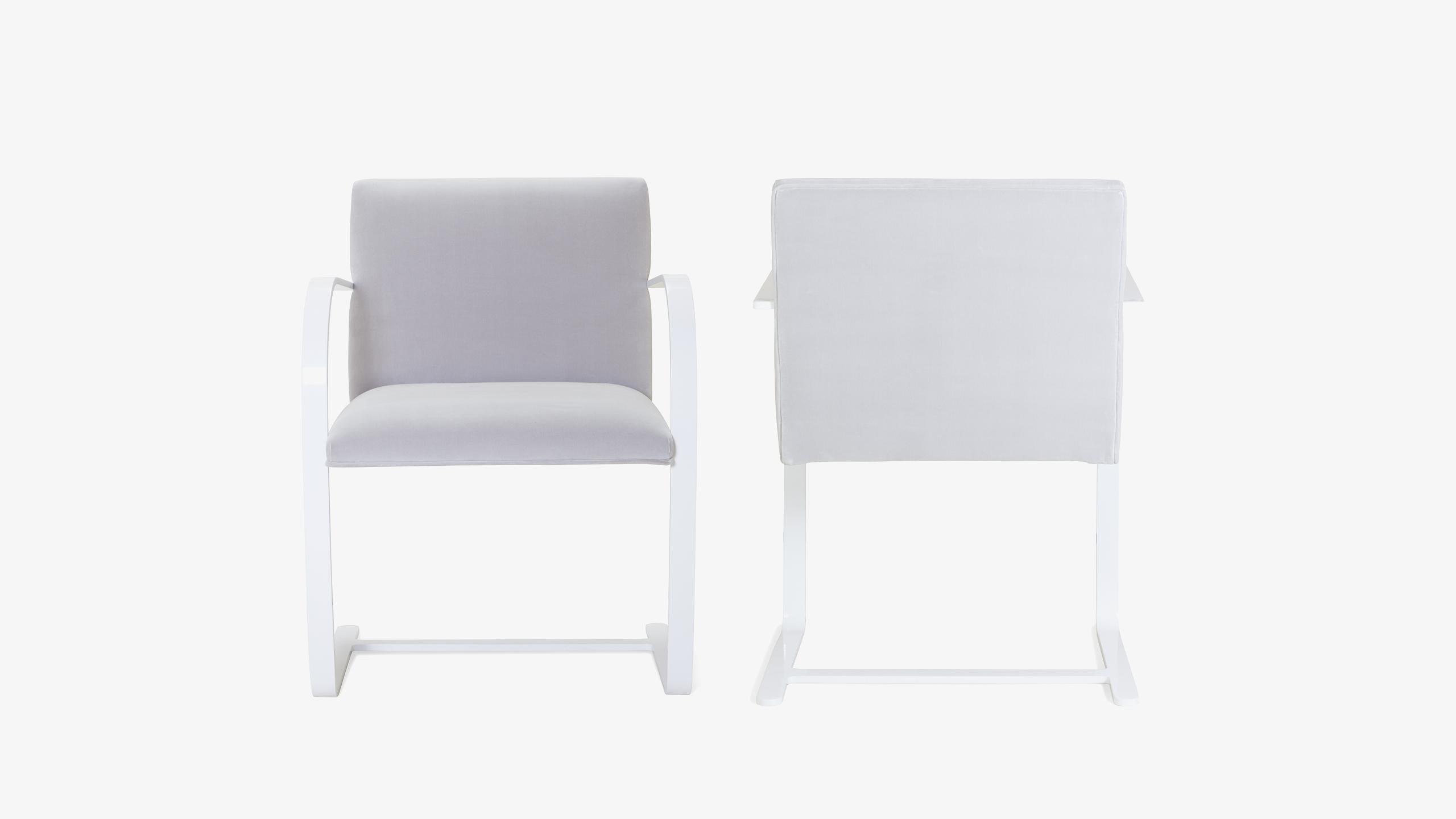 La definizione di minimalismo in un design unico, realizzato dal grande Ludwig Mies van der Rohe nel 1929; la sedia a barra piatta Brno è proprio questo. Abbiamo curato queste iterazioni contemporanee di originali autentici in un modo che non è mai