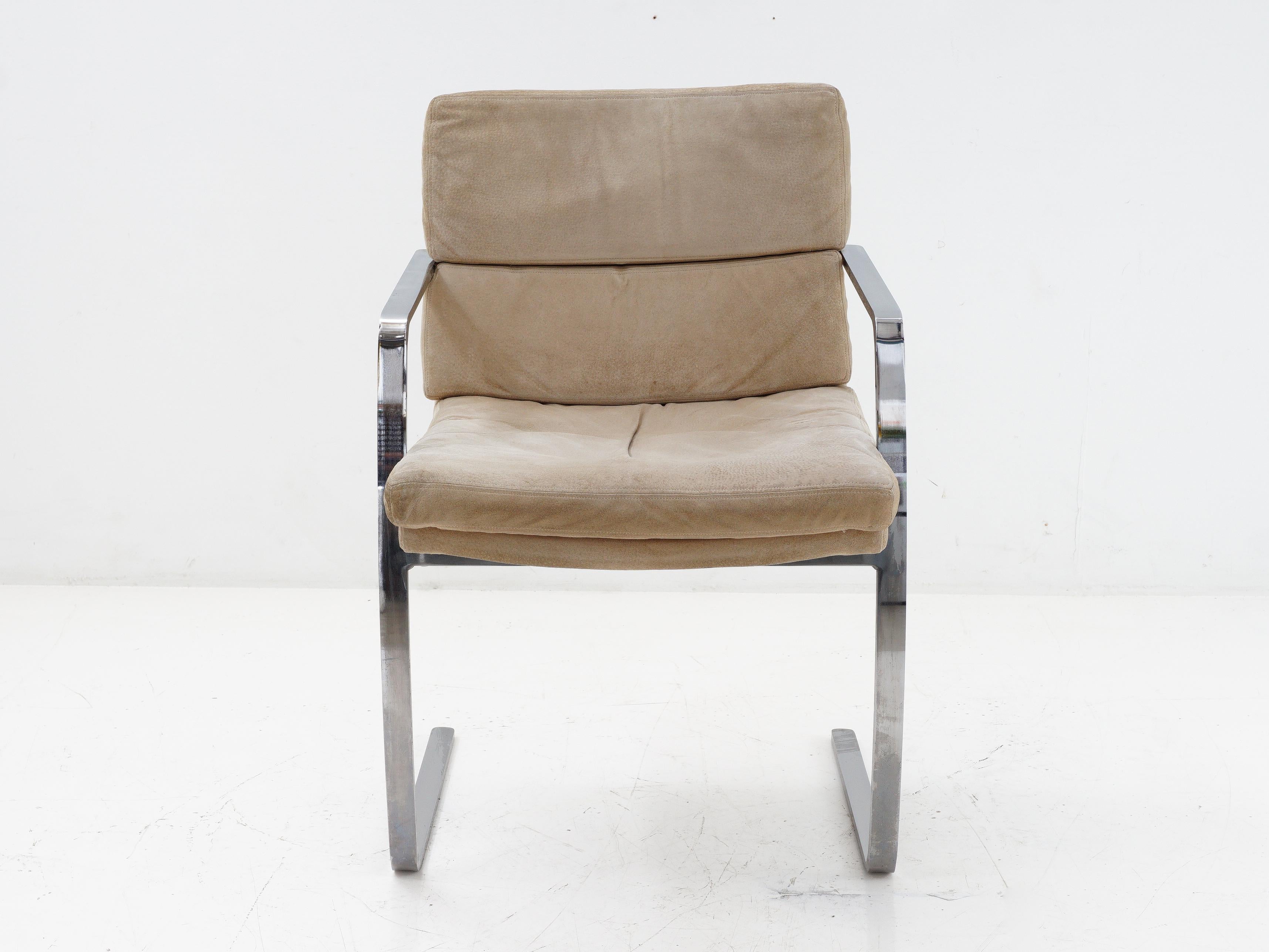 Indulge in a slice of design history with this sleek and snug BRNO style lounge chair, inspired by the Bauhaus era. This seat is a timeless staple that strikes a masterful balance between the natural and manmade; it invites you back to an era where