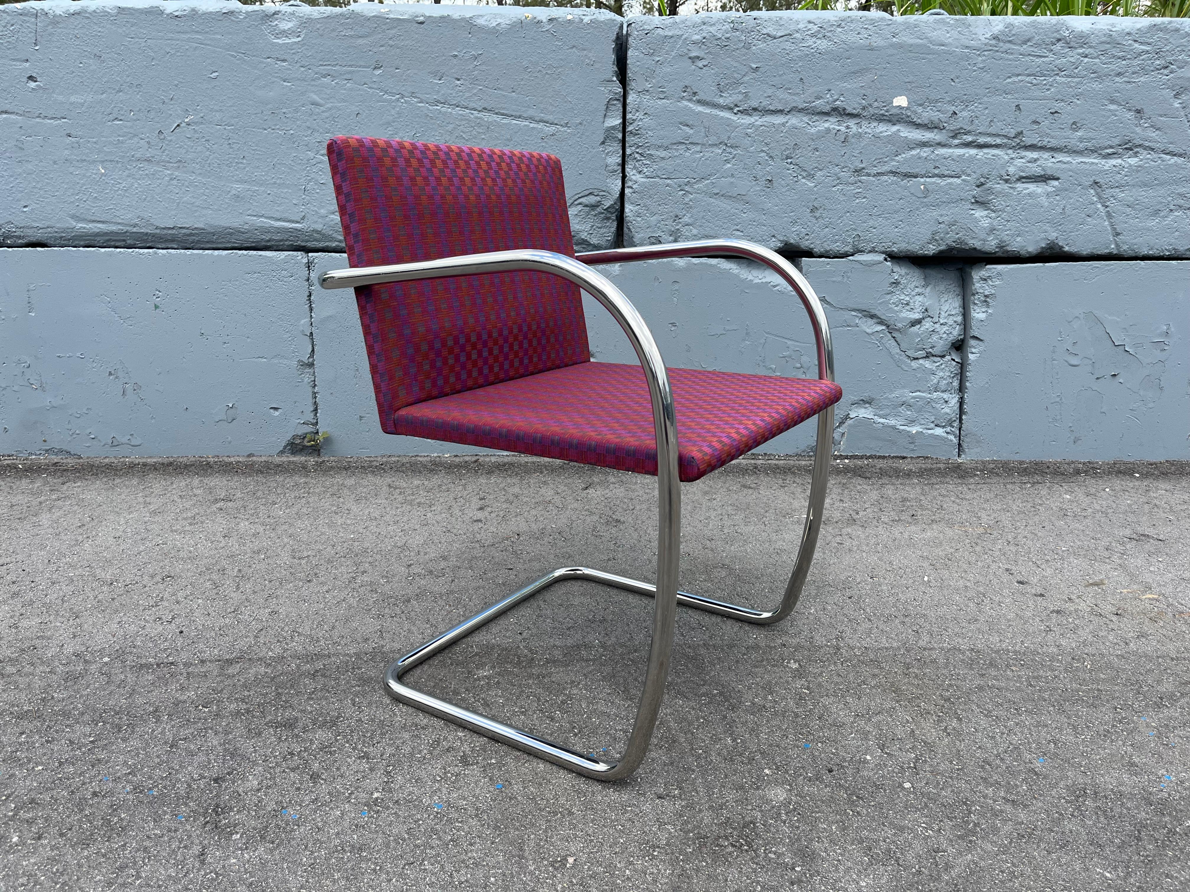 Sedia originale Fabrice per Knoll, acciaio inossidabile, tessuto originale. Il prezzo si riferisce a una sedia. In totale sono disponibili dodici sedie.
Due sedie hanno l'etichetta Knoll. Le sedie provengono dalla sala conferenze di Tupperware.