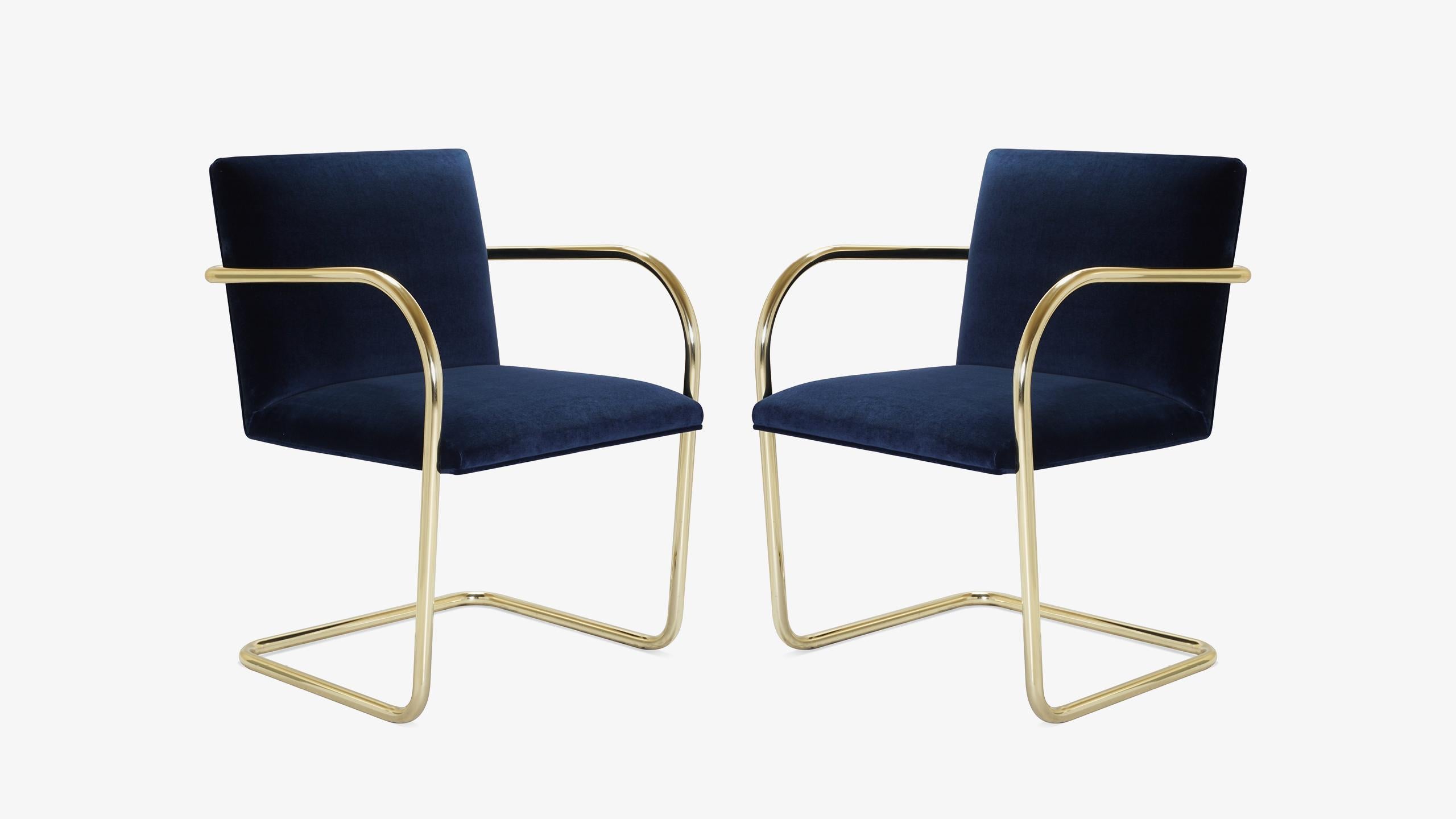 La définition du minimalisme dans un design singulier, réalisé par le grand Ludwig Mies van der Rohe en 1929 ; la chaise Brno Flat-Bar Chair est exactement cela. Nous avons édité ces itérations contemporaines d'authentiques originaux d'une manière