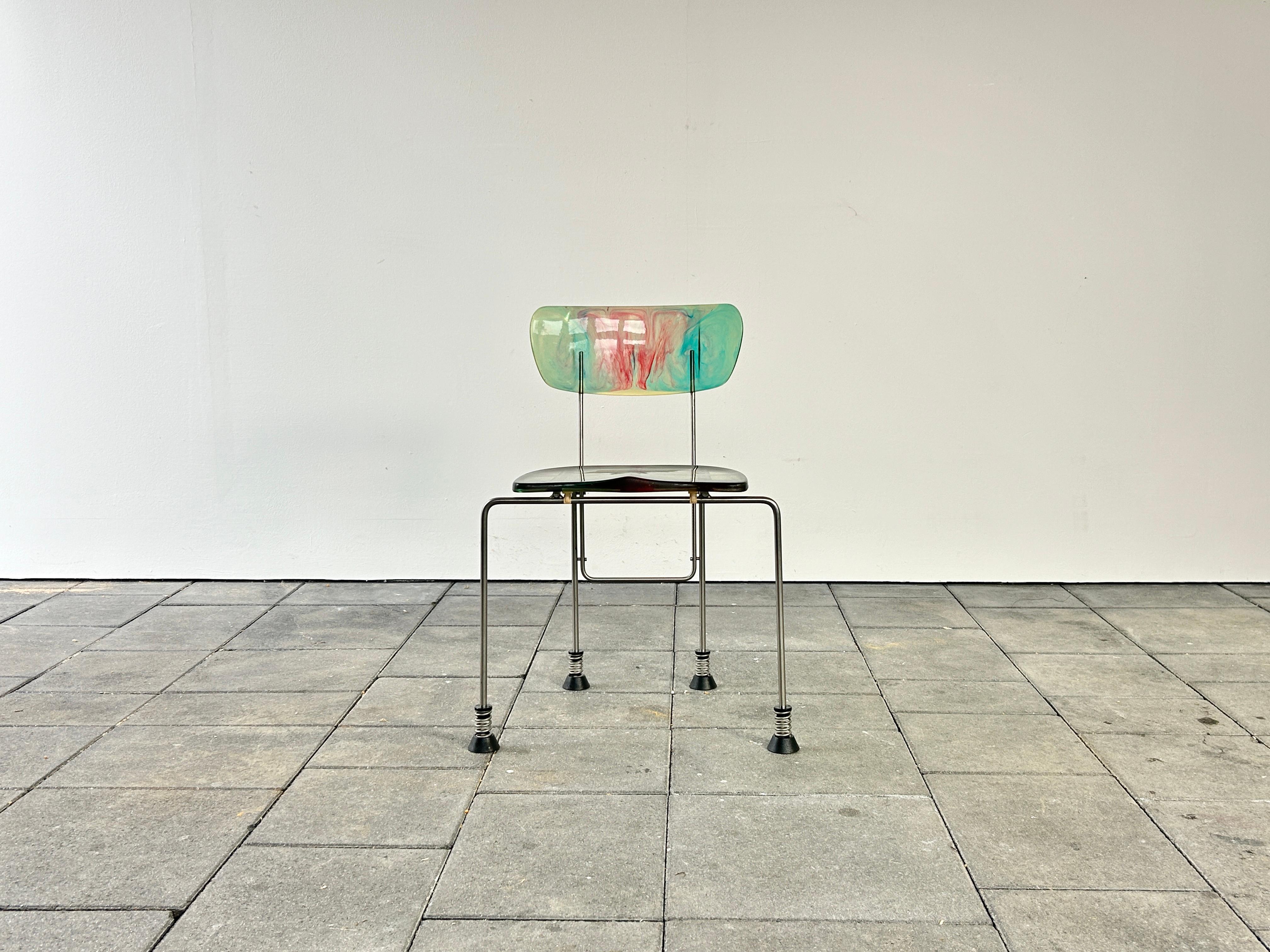 Broadway-Stuhl, 1993 von Gaetano Pesce entworfen

Hergestellt von Bernini, Italien


Gaetano Pesce war ein visionärer Designer, dessen Interesse an nicht-rationalen Formen des Möbeldesigns und an der Erkundung neuer MATERIALIEN, die er für seine