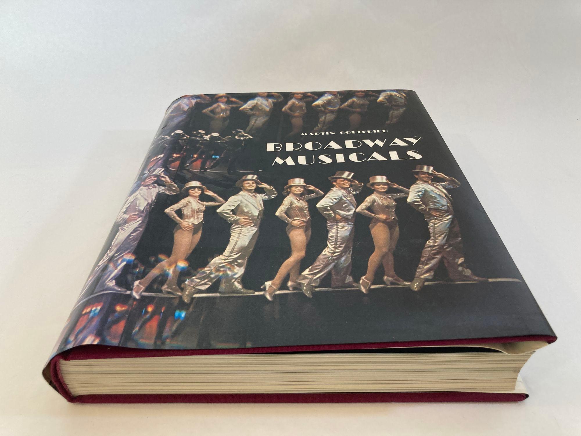 Classique américain Grand livre à couverture rigide Broadway Musical Martin Gottfried en vente