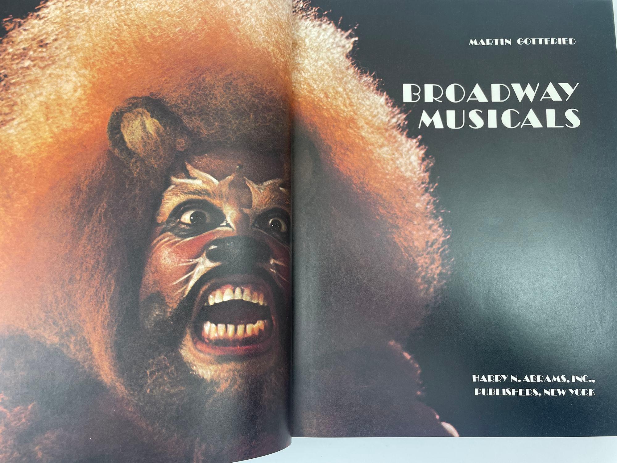 Papier Grand livre à couverture rigide de Broadway Musical Martin Gottfried, 1980 en vente