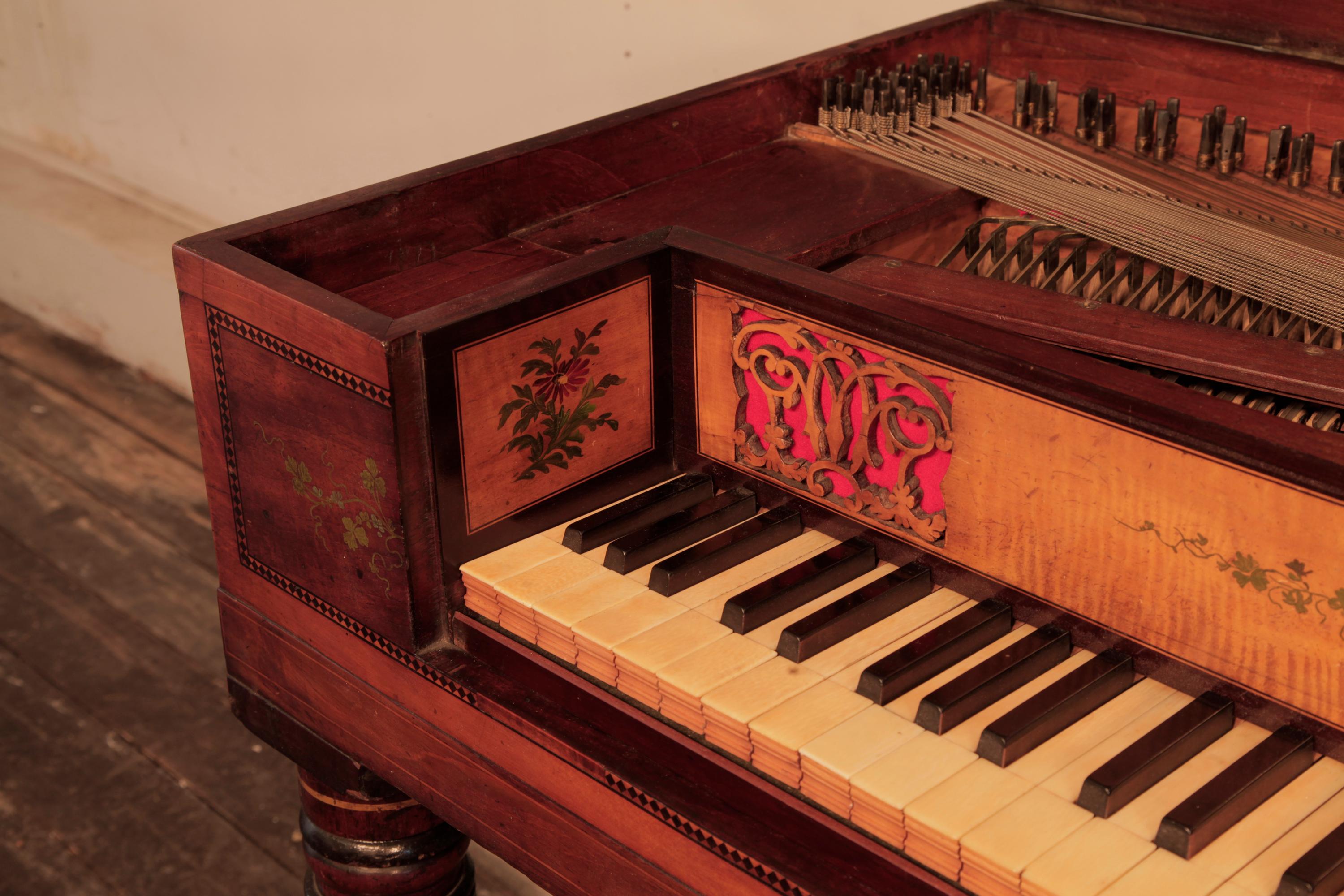 Anglais Piano carré Broadwood en acajou peint à la main bordé d'incrustations Harlequin en vente