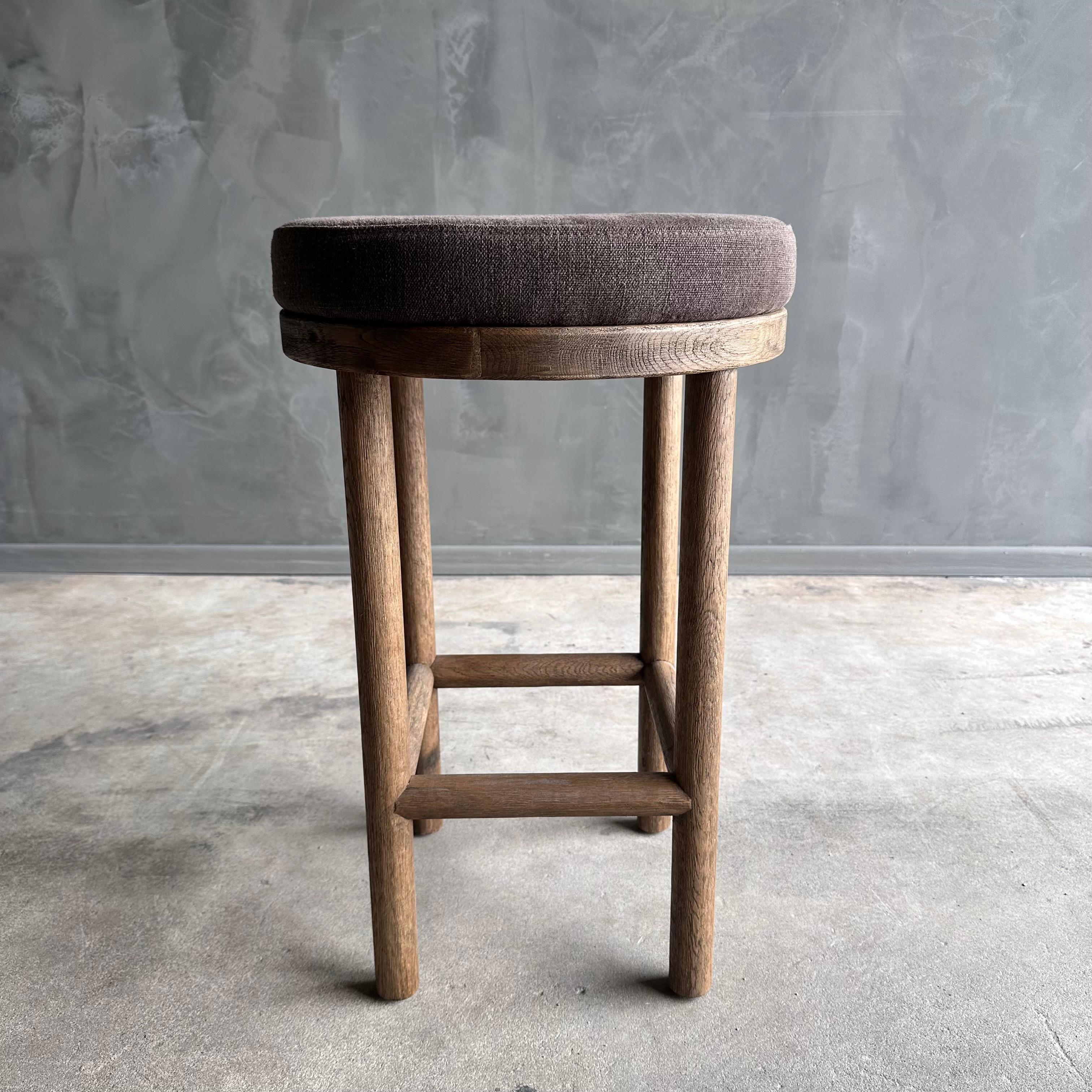Lo sgabello da tavolo Broc White Oak non è solo un mobile, ma un'opera d'arte. Realizzato in legno di quercia bianca di alta qualità con finitura Montana Wood, questo sgabello non è solo resistente e duraturo, ma anche incredibilmente elegante. Il