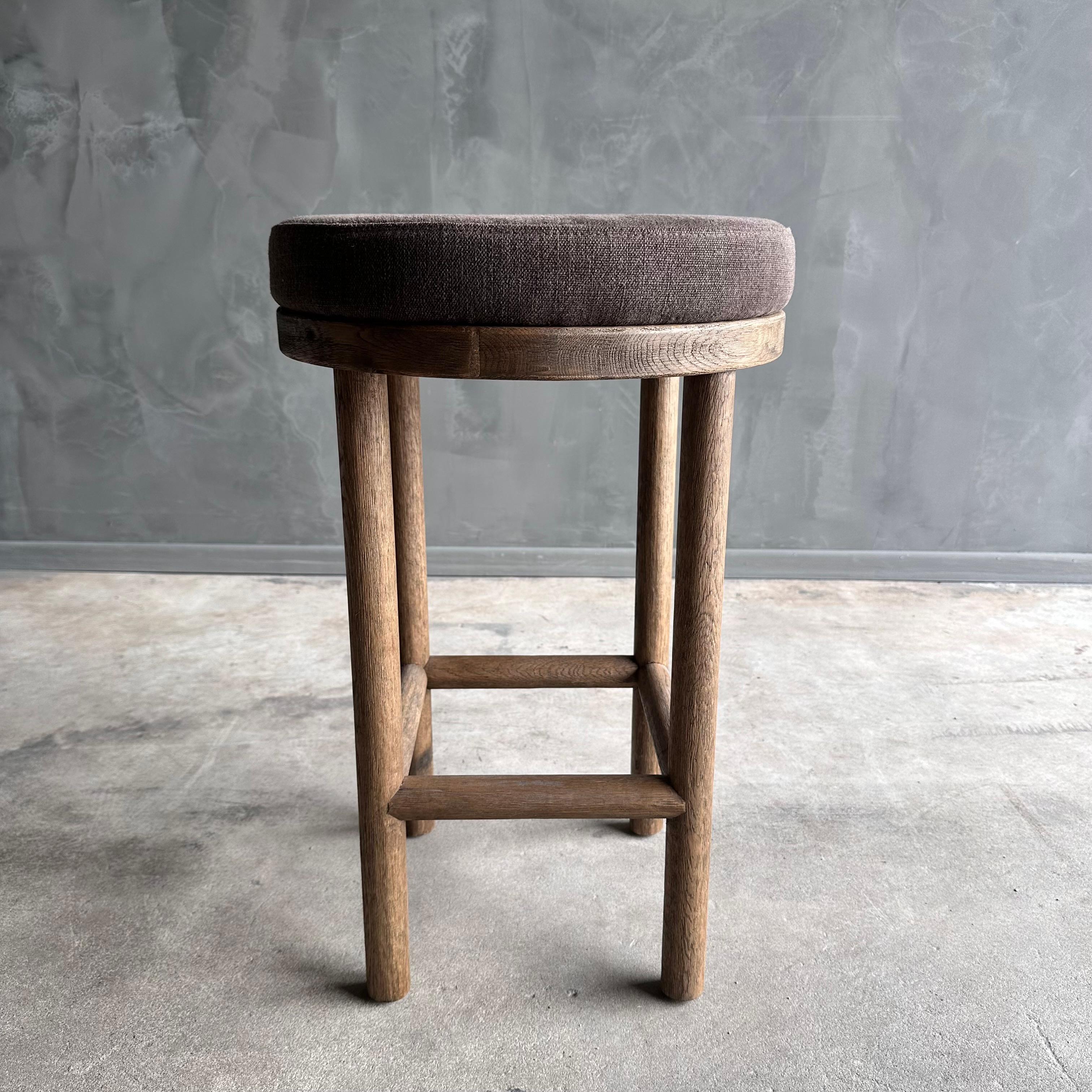 Organico moderno Sgabello da banco Broc in Oak Oak bianco con seduta in lino in vendita
