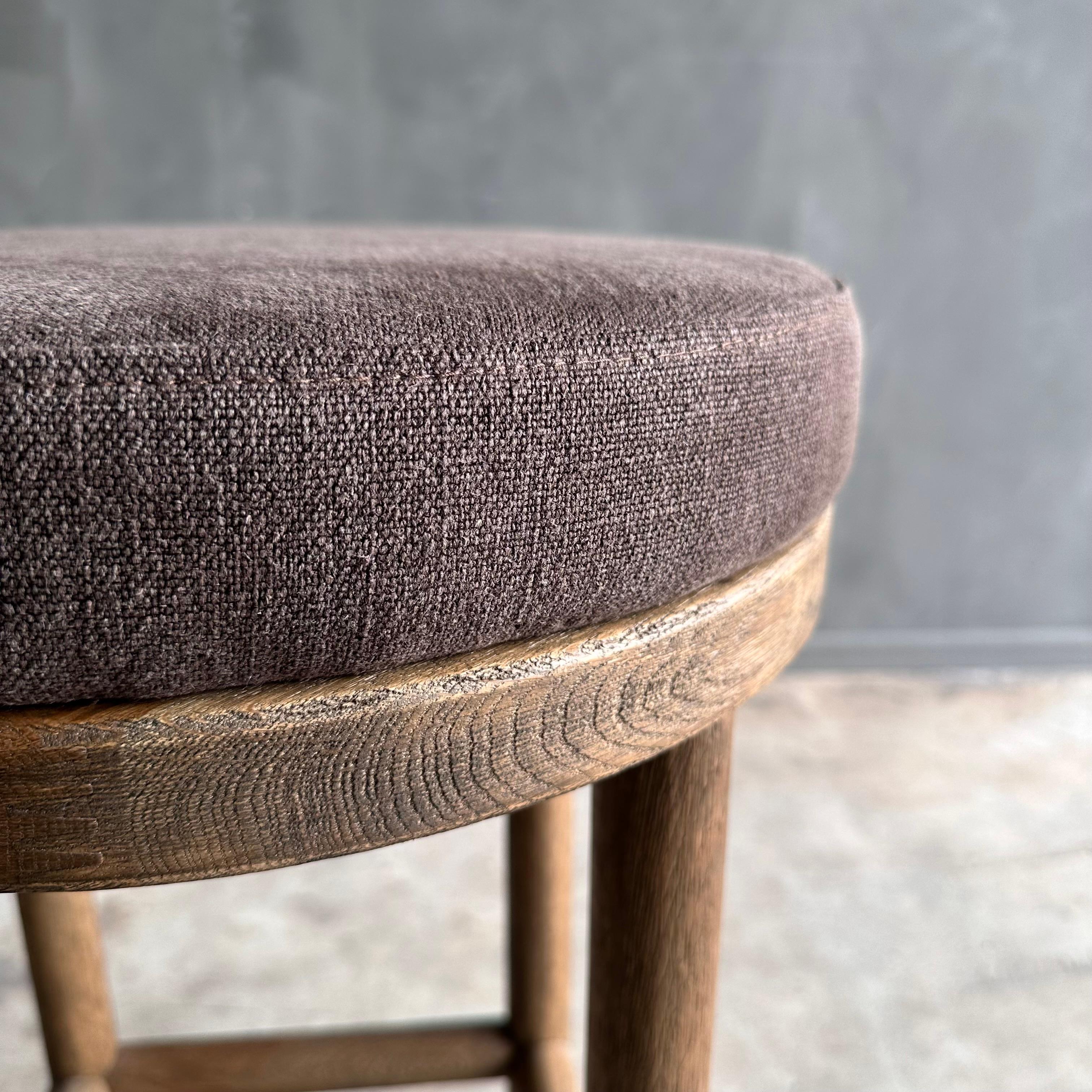 XXI secolo e contemporaneo Sgabello da banco Broc in Oak Oak bianco con seduta in lino in vendita