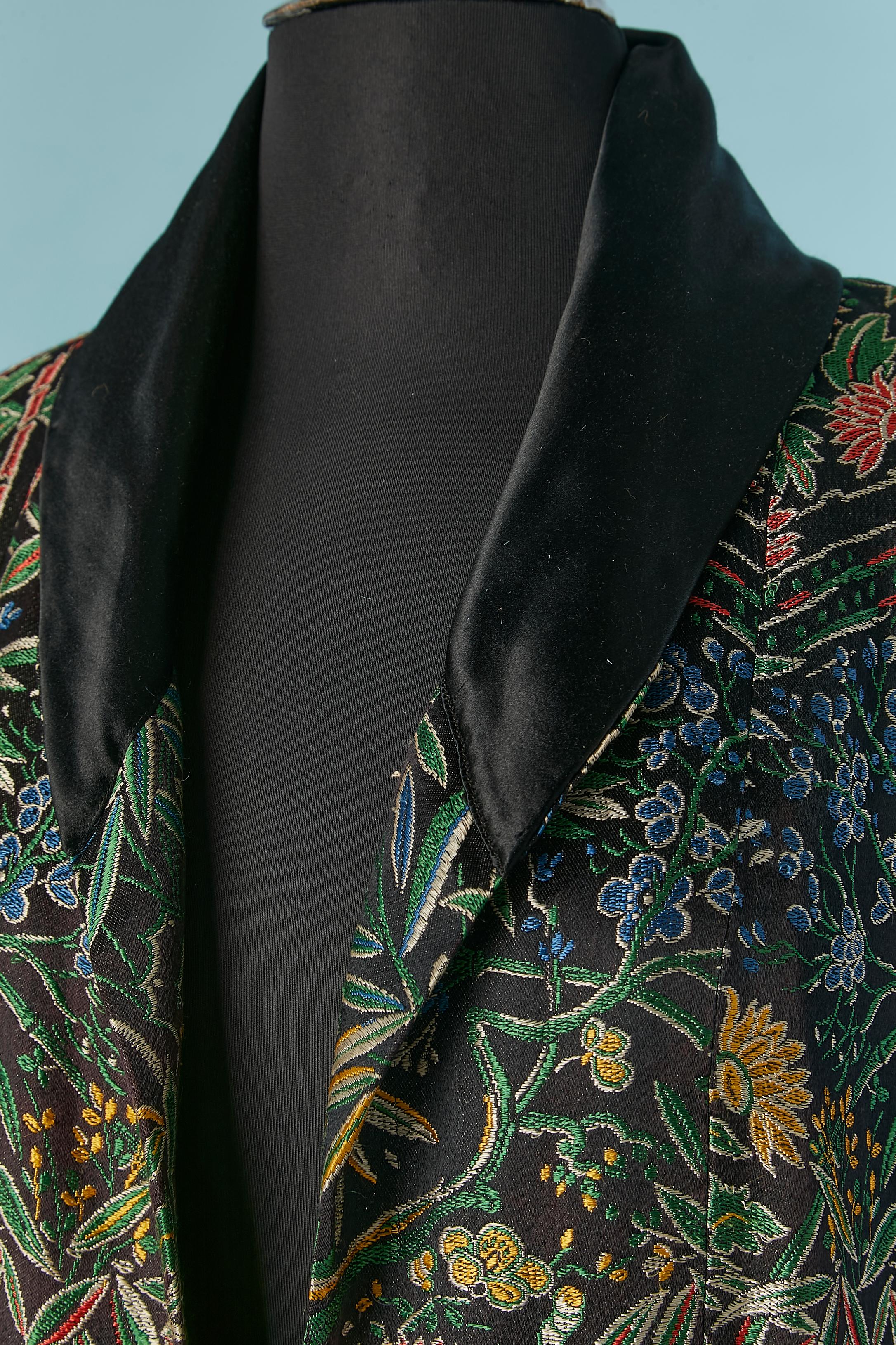 Brocade and black satin evening coat. Small black satin roses embellishment. Silk taffetas lining. 
SIZE 38 (Fr) M 